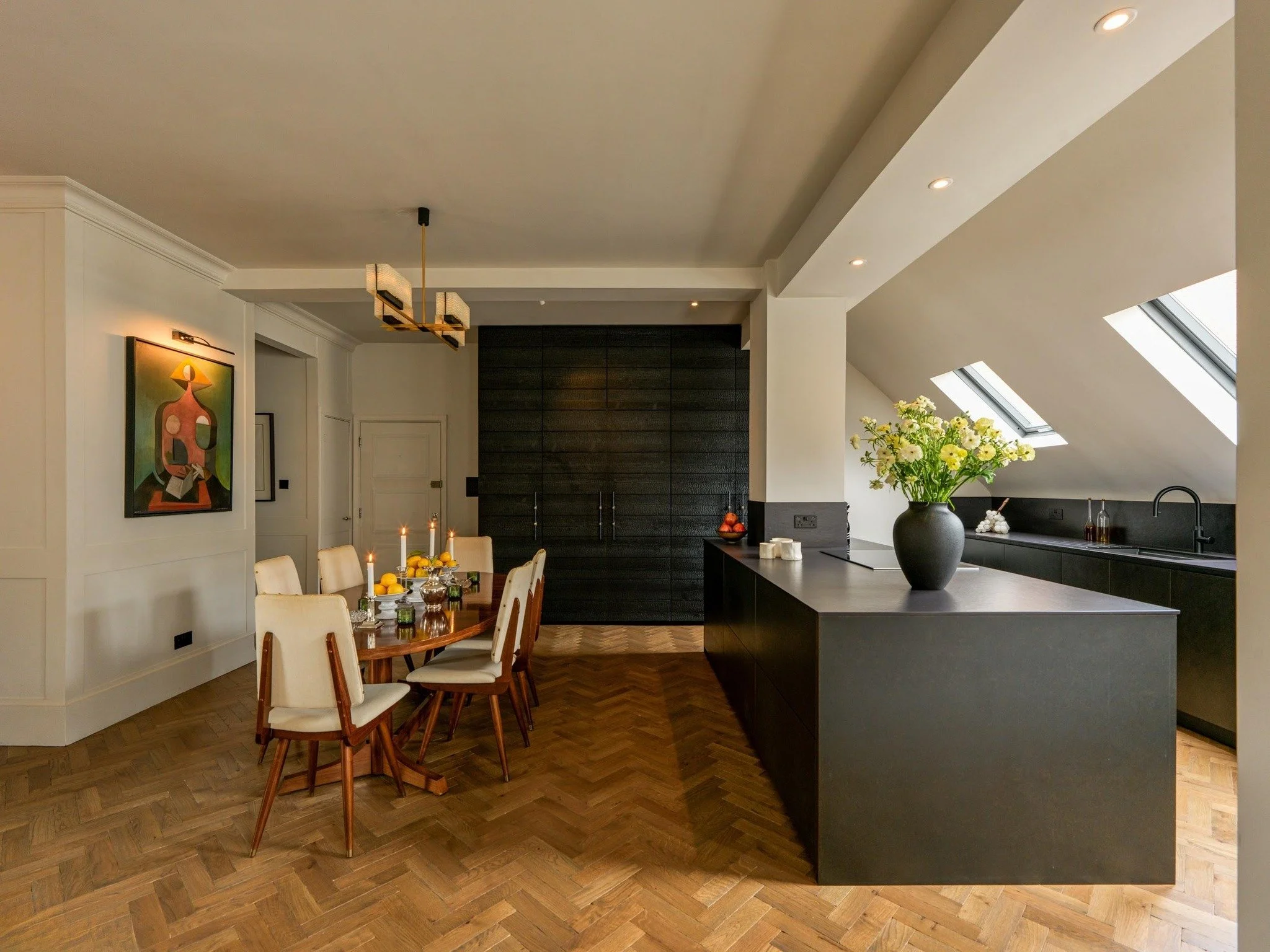 At the centre of this kitchen, the island sets the tone for how the space is used every day, from early meals to evenings that bring everyone together. Dark cabinetry gives the room depth, balanced by a Dekton Sirius worktop chosen to keep up with da