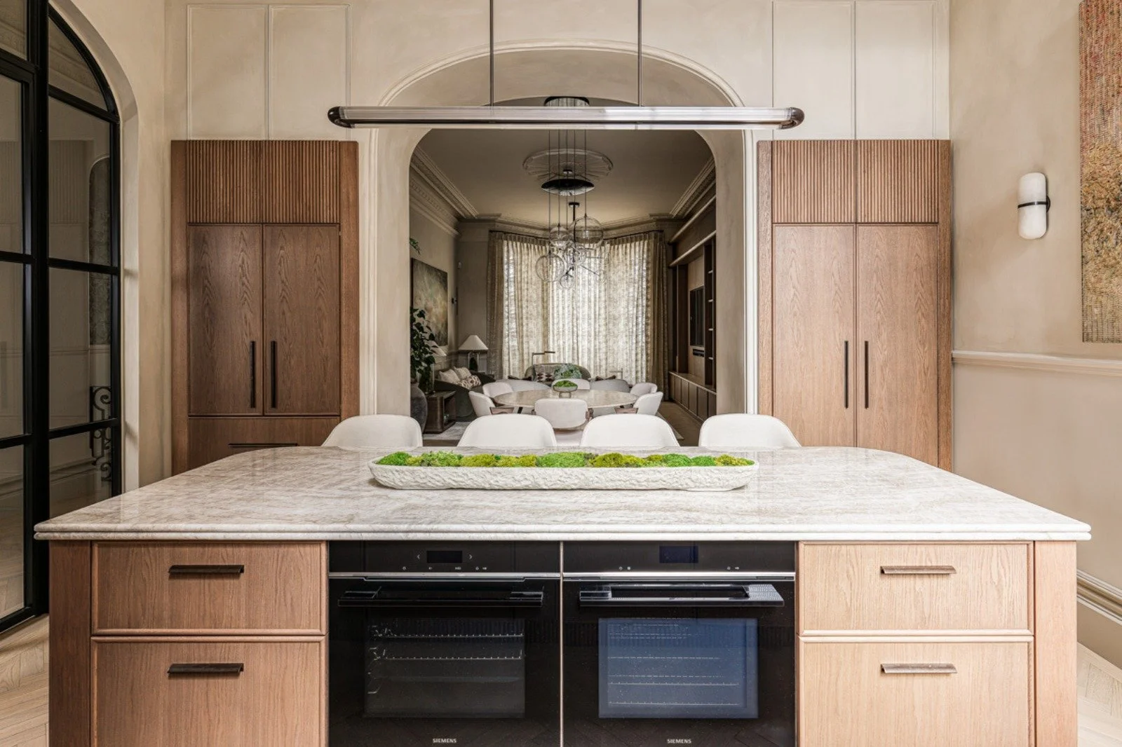 On weeknights when dinner needs to come together without fuss, everything happens along one wall. The hob and sink sit side by side, so rinsing, chopping and cooking follow each other in a steady sequence, keeping the practical side of the room neatl