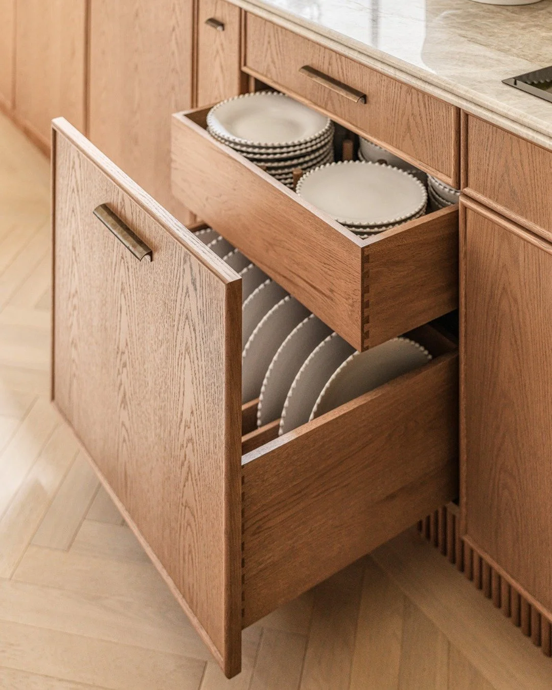 When the table is being set and several dishes are needed, these drawers make the entire process smooth and easy. Solid dovetailed drawers paired with Armac Martin&rsquo;s Jaspette handles add details, revealing carefully crafted sections for plates 