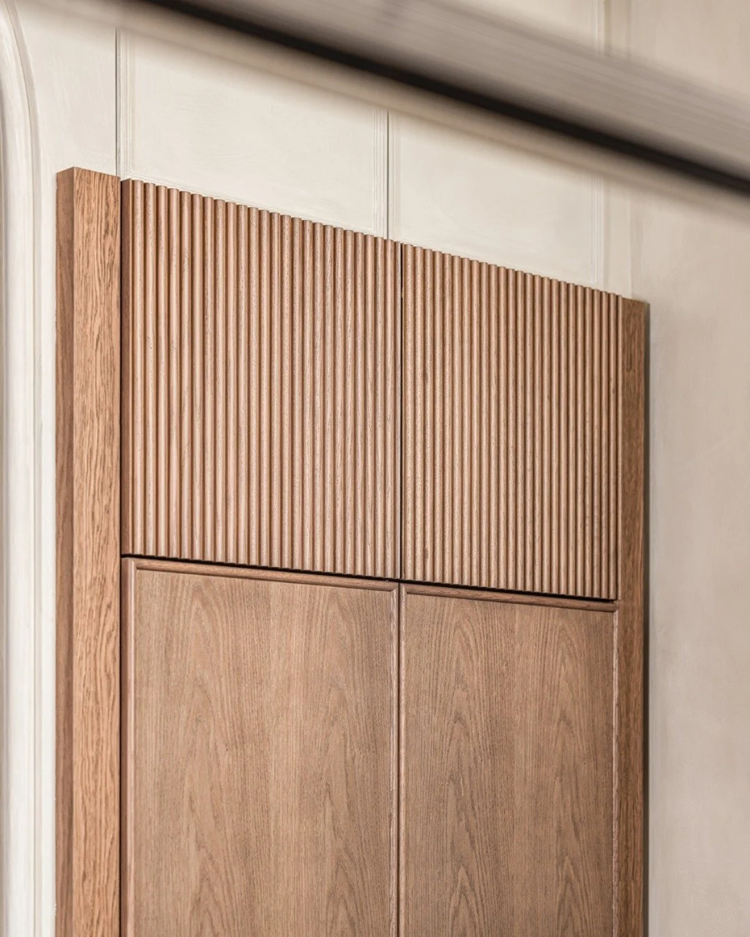 It is the smaller details that shape how this kitchen feels day to day. Ribbed cabinet doors and the matching plinth add a quiet layer of texture, while curved worktop edges ease each corner where people tend to gather or pass by. Armac Martin brass 