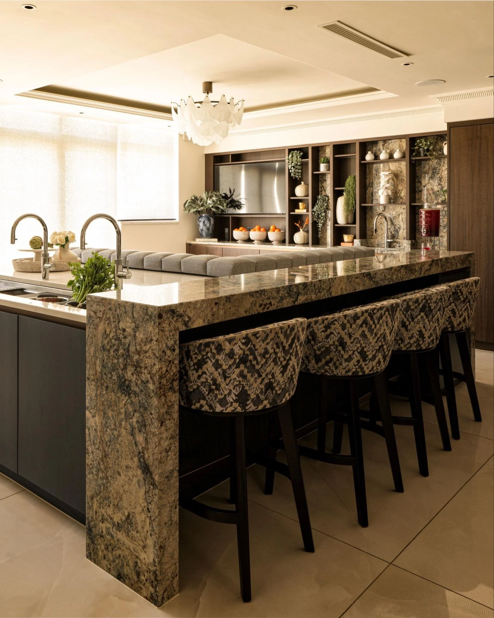 This kitchen is designed to encourage our clients to spend time in the space. The island sits at the centre of the room, serving as a spot for morning coffee, food preparation, and meals that often last longer than expected. Nearby, the banquette sea