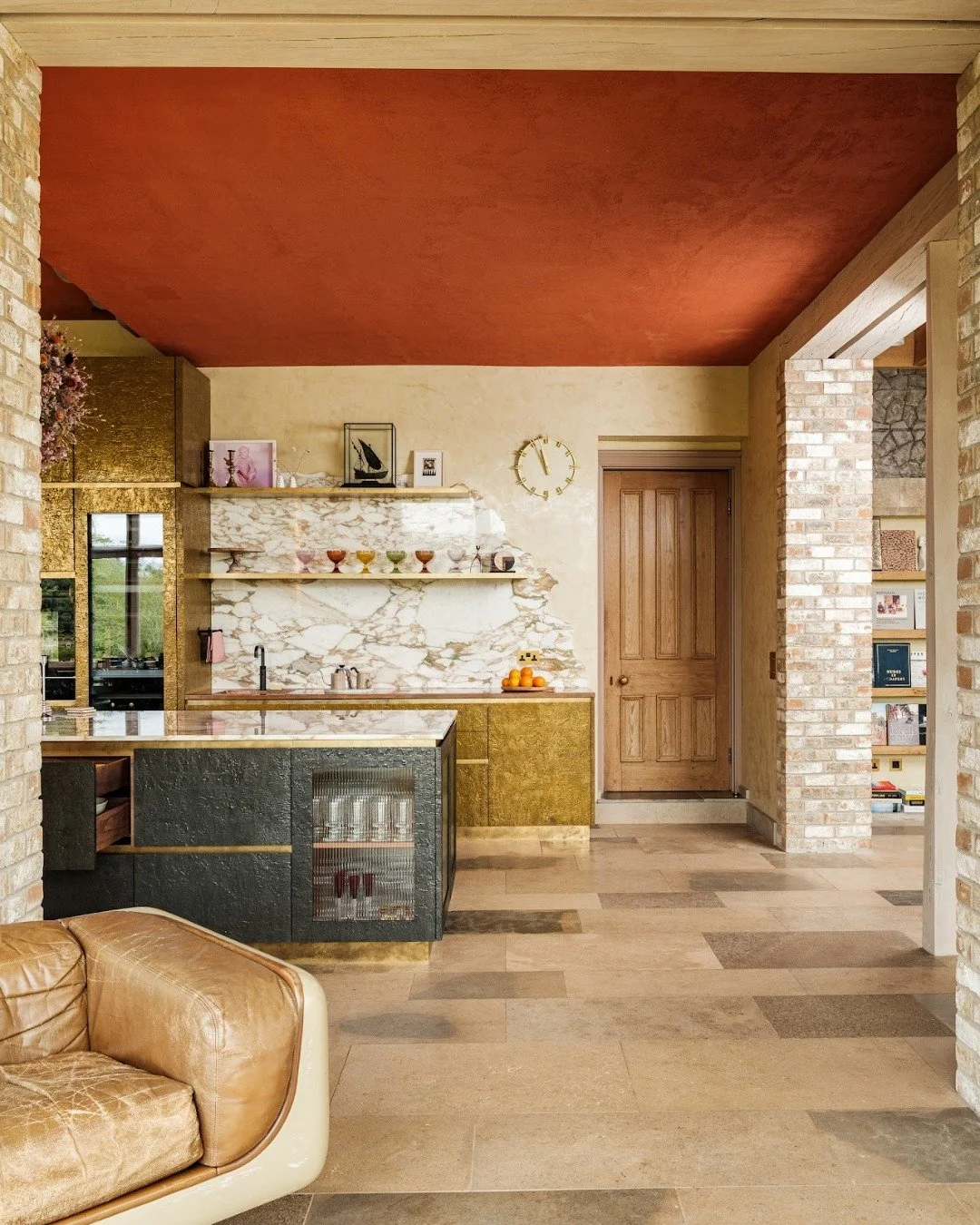 The day tends to begin and end here, with meals prepared side by side and quick bites fitting in between everything else. The island sits at the centre, often becoming the place where conversations carry on while cooking is still underway. When frien