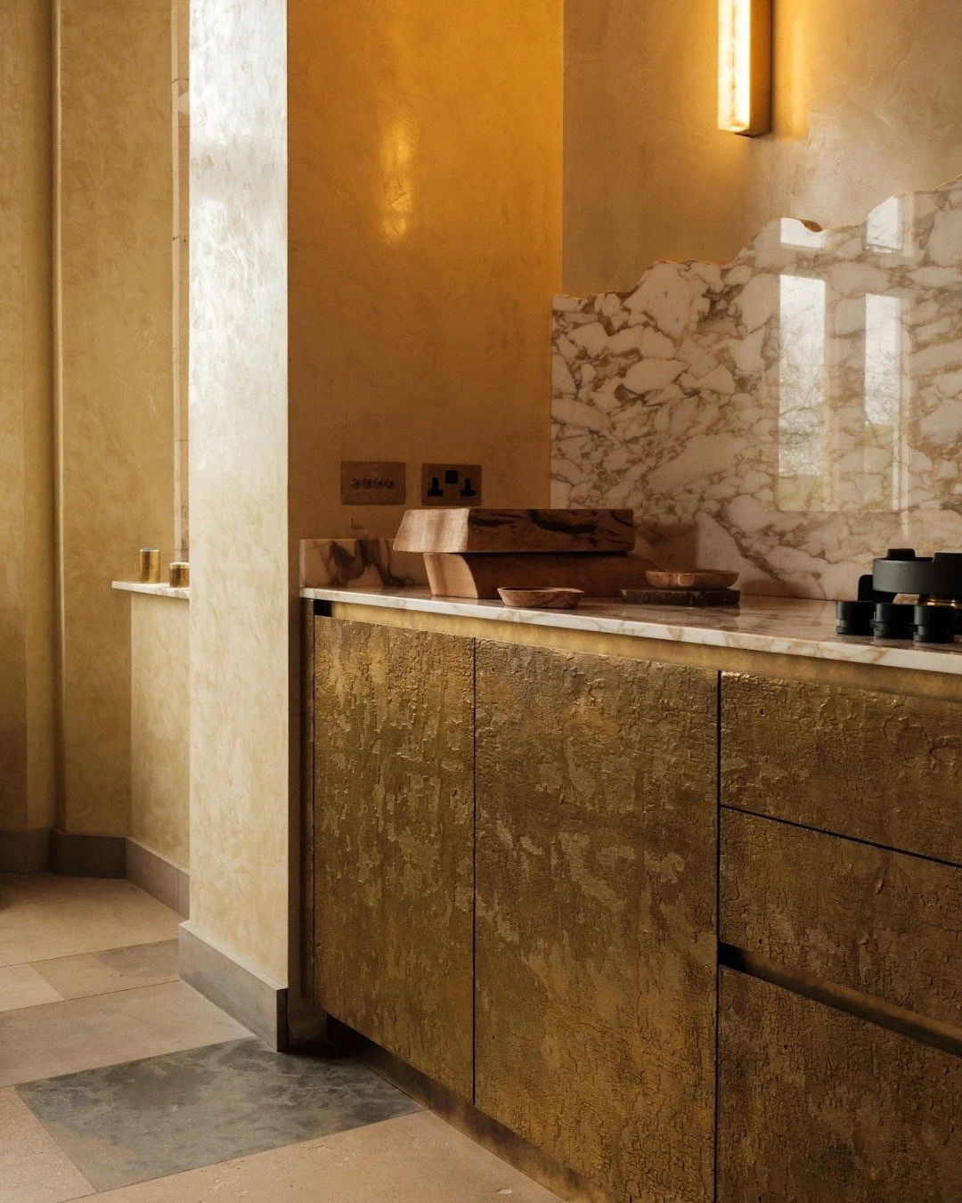 Where the day begins slowly and ends just as smoothly.

@inspiredmetalltd
Panels by @watsonandgabb
Photography by @davewattsphoto

#kitchendesign #thoughtfuldetails #furnituredesign #luxurykitchen #interiordesign