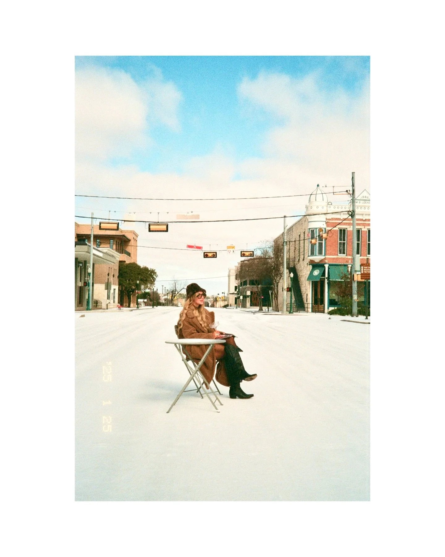 Winter days
@femme_flora 
Dev and scan by @onehrfilm 
#kodakportra800 #madewithkodak #shootfilm