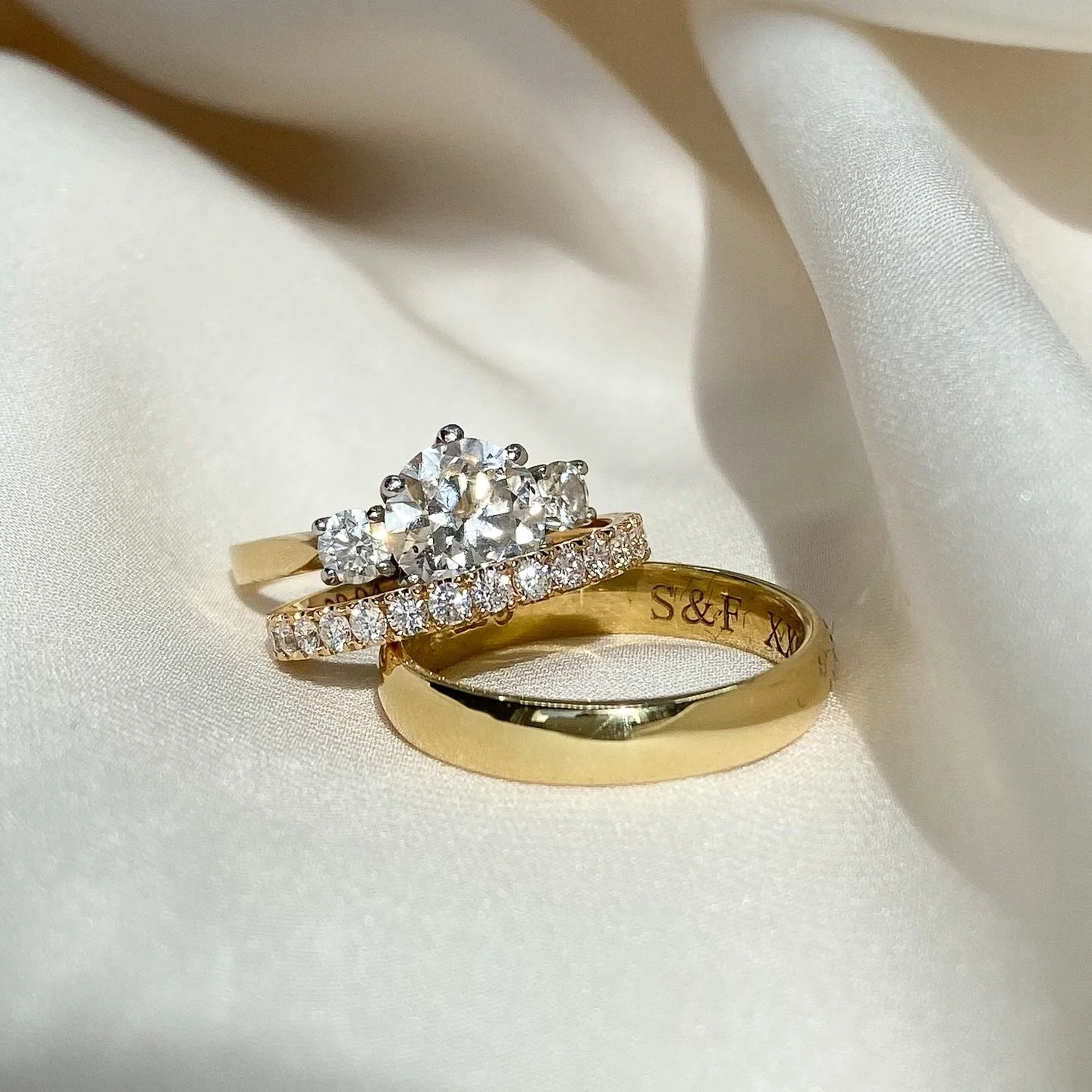 Happy New Year Sparklers! ✨
⠀⠀⠀⠀⠀⠀⠀⠀⠀
As I set my intentions for 2026 and my business I like to chose a word to summarise my focus that I can return to, this year that word that immediately jumped out to me was EMBRACE.
⠀⠀⠀⠀⠀⠀⠀⠀⠀
Embrace the artist-g