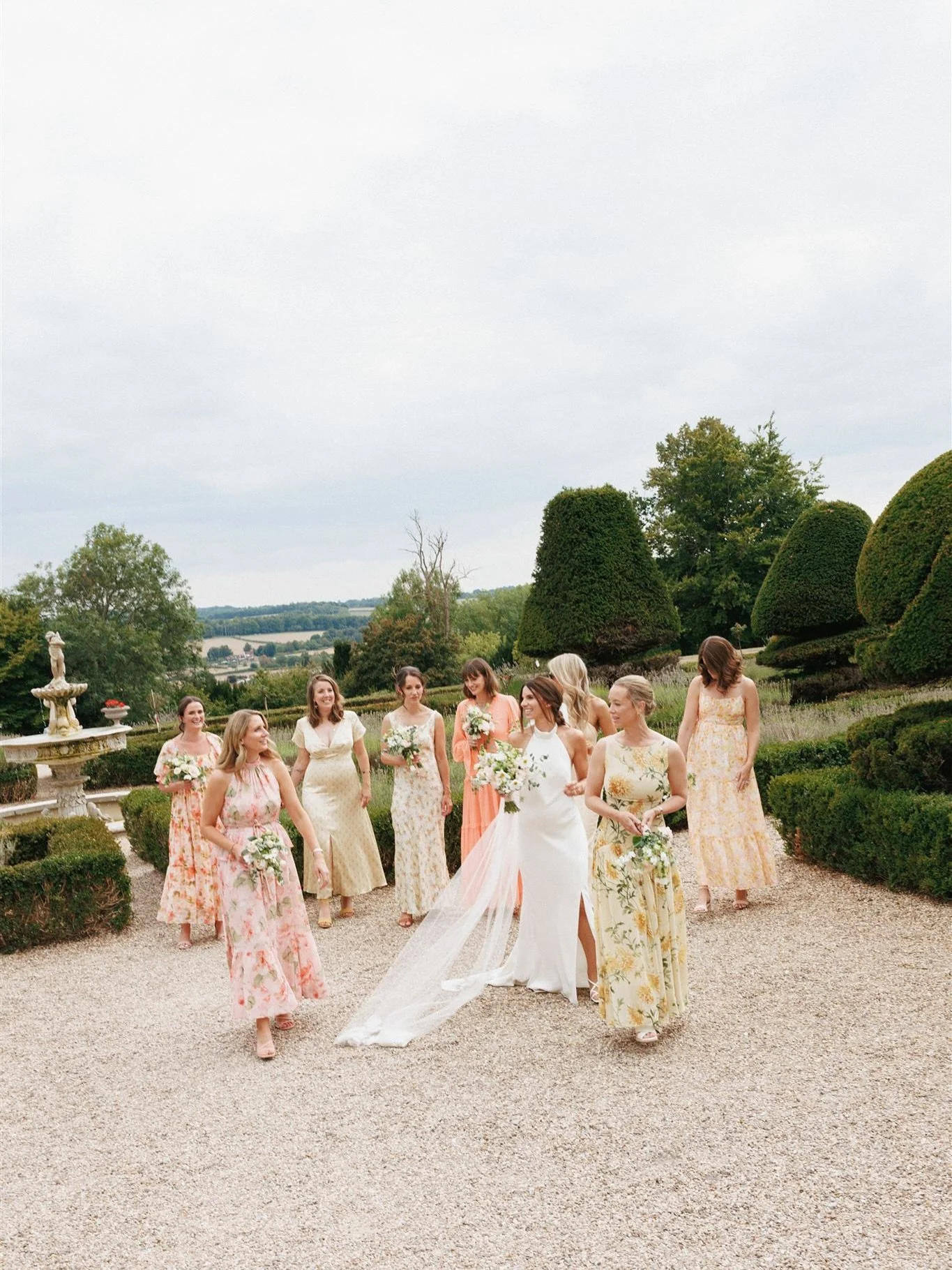INDIVIDUAL bridesmaids dresses 💯
One of the things me and Laura are big on when it comes to weddings is having individual bridesmaids dresses. We absolutely get that theme/colour palette is important on the day, but what’s more important to u