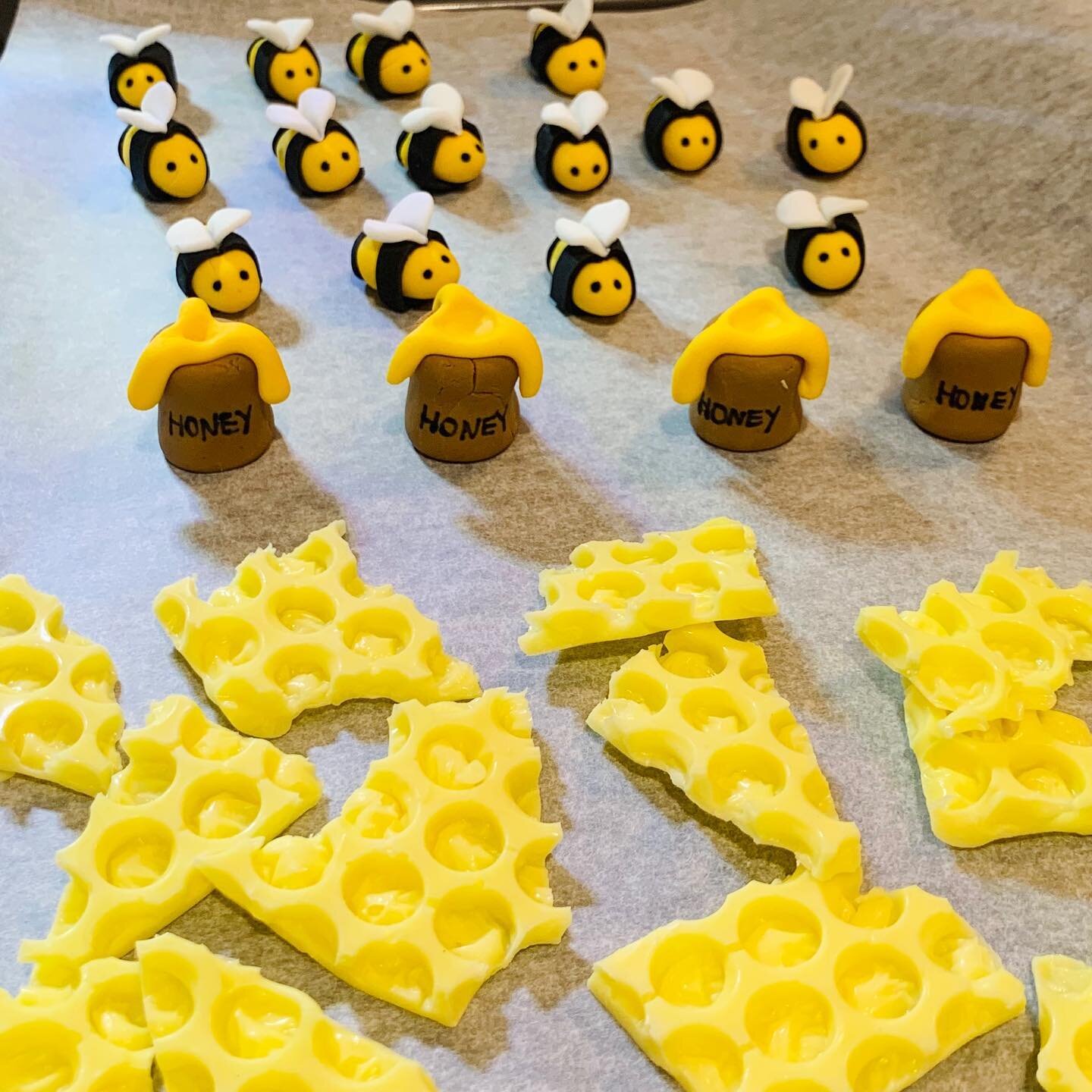 Before -&gt; After 🤩🐝💛 

#bee #beepic #beecupcakes #buzzing #honeycomb #honeybee  #birthdaycupcakes #themedcupcakes #homemade #localbusiness #ommadecakes