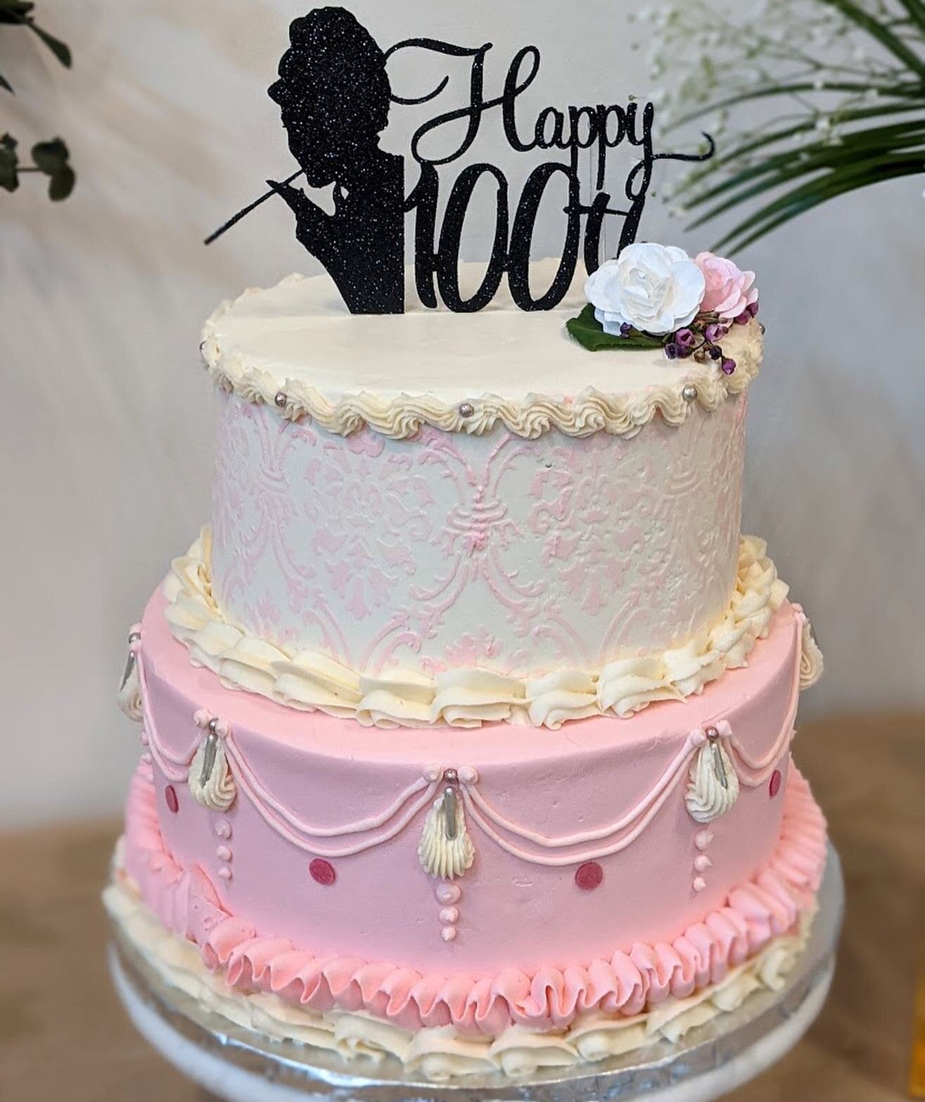 Reminiscing on this lovely day, celebrating the one and only queen. What a milestone!!!❤️❤️❤️🥳 grateful to be part of it all🙏🏻

#happy100thbirthday #100th #happybirthday #lambethcake #moderncakedesign #fancycake #bdaycake #yegcakes #cakesofinstagr