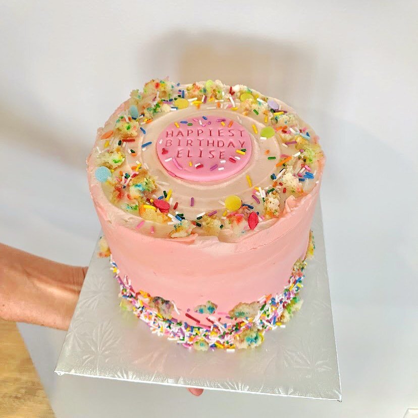 6&rdquo; funfetti cutie🥰

#birthdaycake #sprinklecake #funfetticake #celebrationcake #layeredcake #yeg #yegcakes #yegbaking #homemade #cakesofinstagram #supportlocal #ommadecakes