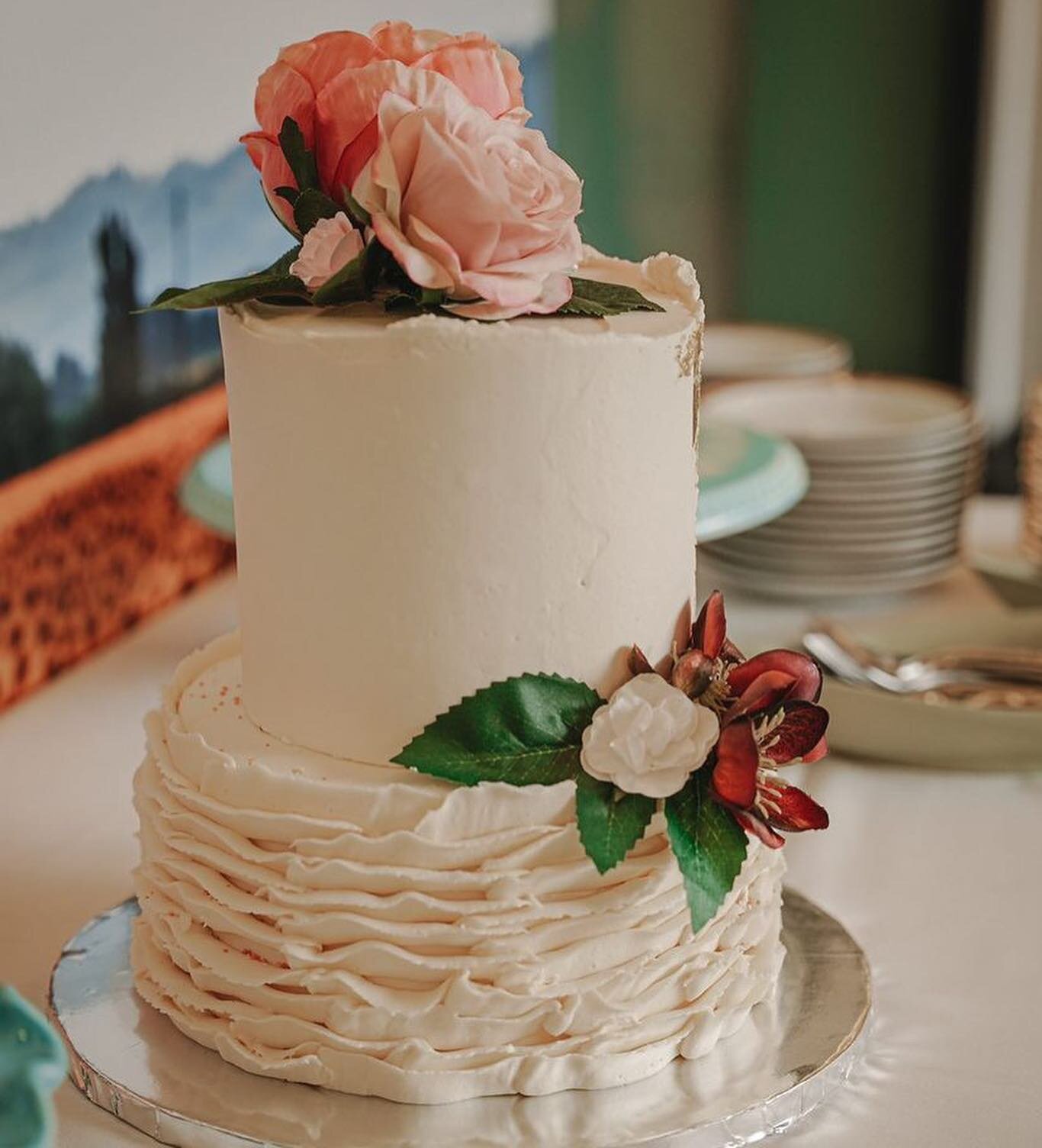 I always love seeing photos of my cakes from talented photographers!🥺 Well done @brittanylayne.photography they look amazing😍 congratulations again to the newly weds🥂🫶🏻 

#weddingphotography #weddingcakes #weddingcakesideas #weddingcakesofinstag