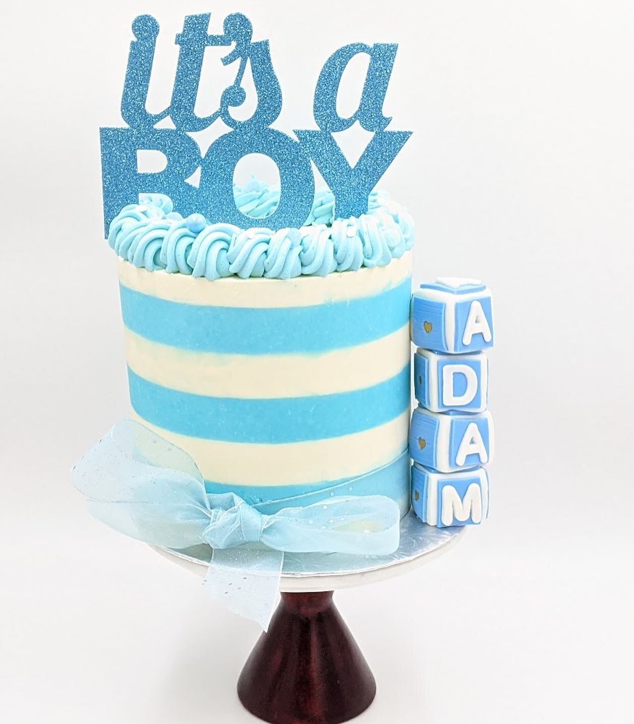 Congratulations to this lovely couple. Wishing the both of you moments of joy with your new little baby Adam💙👶 

#baby #babyboy #babyshower #babyshowerideas #babyshowercake #lemonraspberry #cakesofinstagram #cakestagram #yeg #yegcakes #yegdesserts 