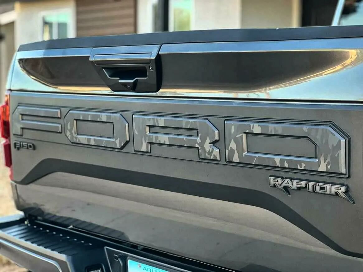 It's all in the details! Speaking of Ford F150 Raptors, check out the ways @rashnu24 has spruced his up with MultiCam Black&trade;! It doesn't always have to be a full wrap to be badass! 🖤 🙌

#multicamvinyl #MultiCam&reg; #Multicampattern #multicam