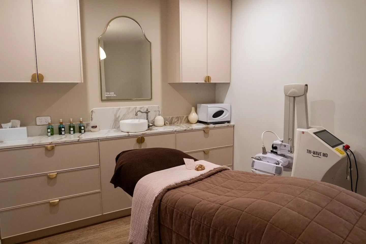 Still obsessed w this @lebeauroom fit-out 🤍 
⠀⠀⠀⠀⠀⠀⠀⠀⠀
A calm, timeless palette featuring @duluxaus Bongo Drum - circa 2023 but still one of our faves. 
⠀⠀⠀⠀⠀⠀⠀⠀⠀
📸 @shire.scout