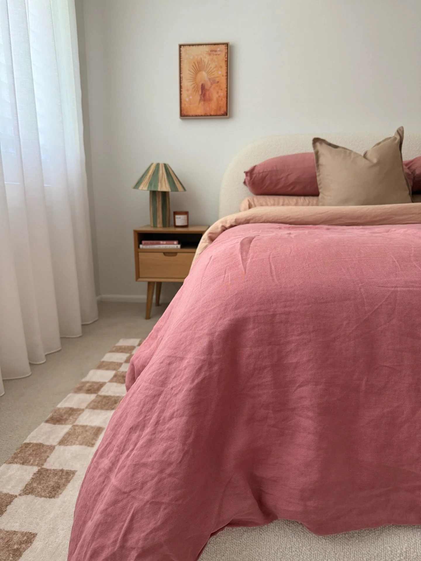 Soft layers, warm tones &amp; that just-made-the-bed feeling 🤎
This space is all about calm mornings and cosy nights.
⠀⠀⠀⠀⠀⠀⠀⠀⠀
Poll time ⬇️ 
Which are you picking?
Pink linen bedding or checkerboard rug