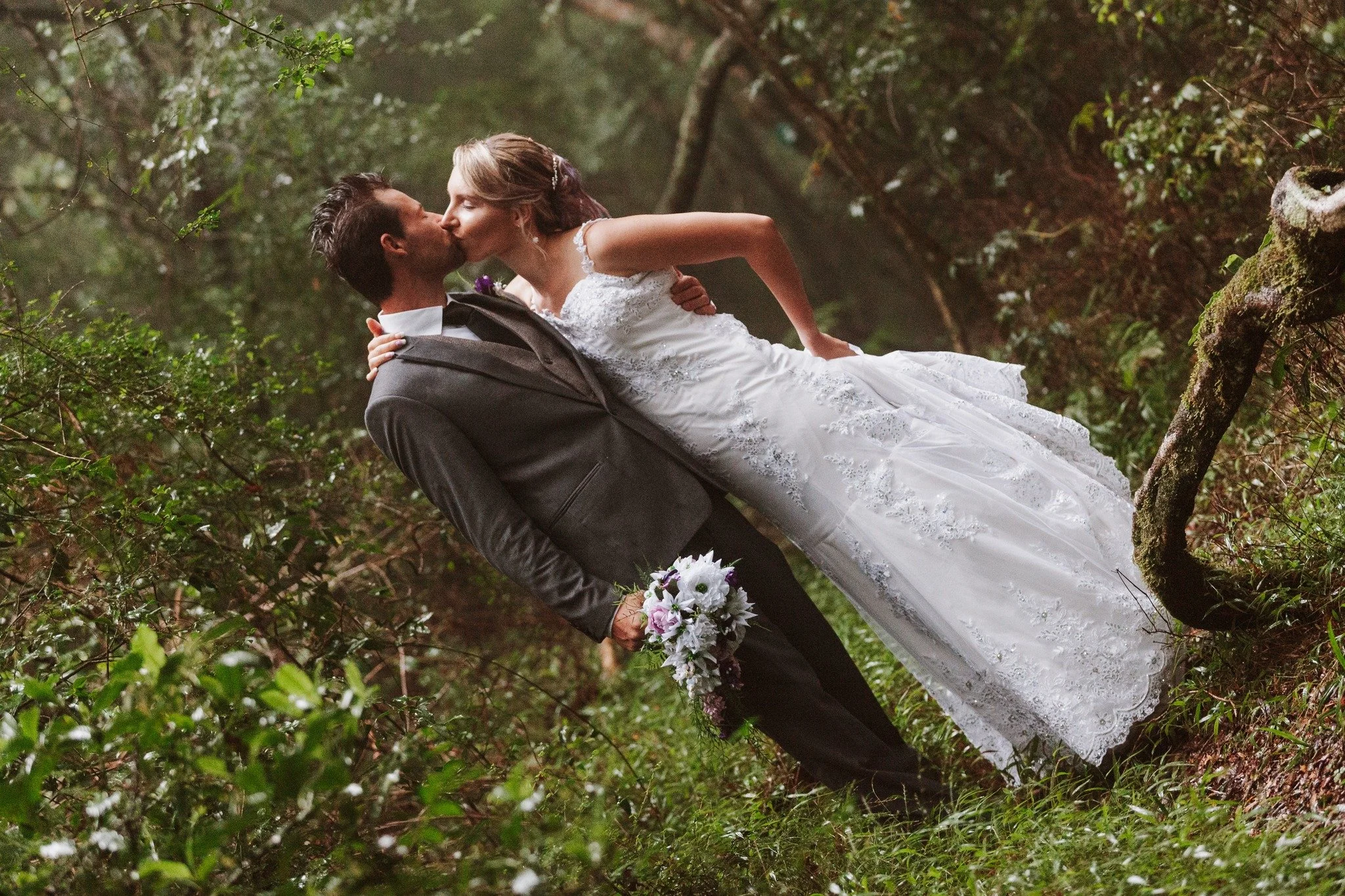When getting married in a rain forest, expect a little bit of rain ... but also, a little bit of magic ... and lots of fun! ✨📸🥂 
.
.
.
#topweddingphotographerssa #weddingphotographer #destinationweddings #weddinginspiration #engagementshoots #canon