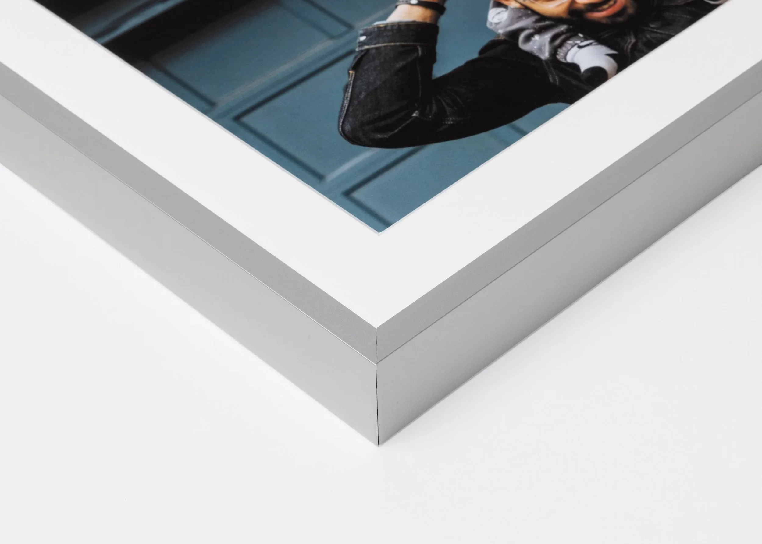 whcc_silver-modern-metal-framed-print_detail_corner__h5955f2b2.jpg