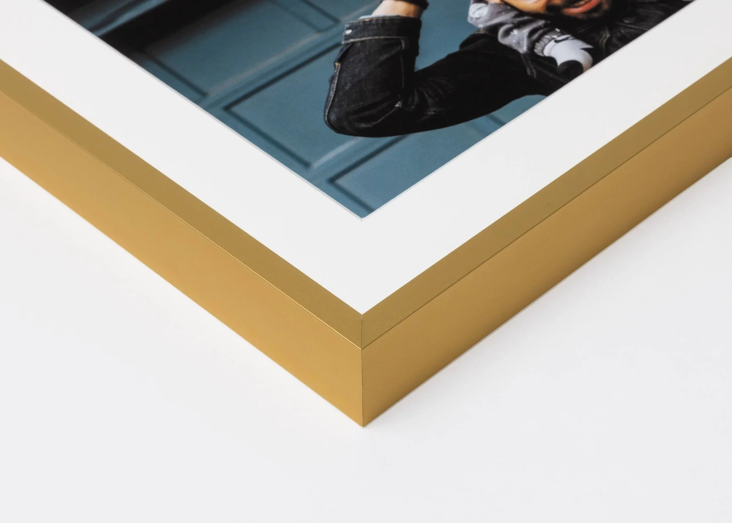 whcc_gold-modern-metal-framed-print_detail_corner__h6abee6c2.jpg