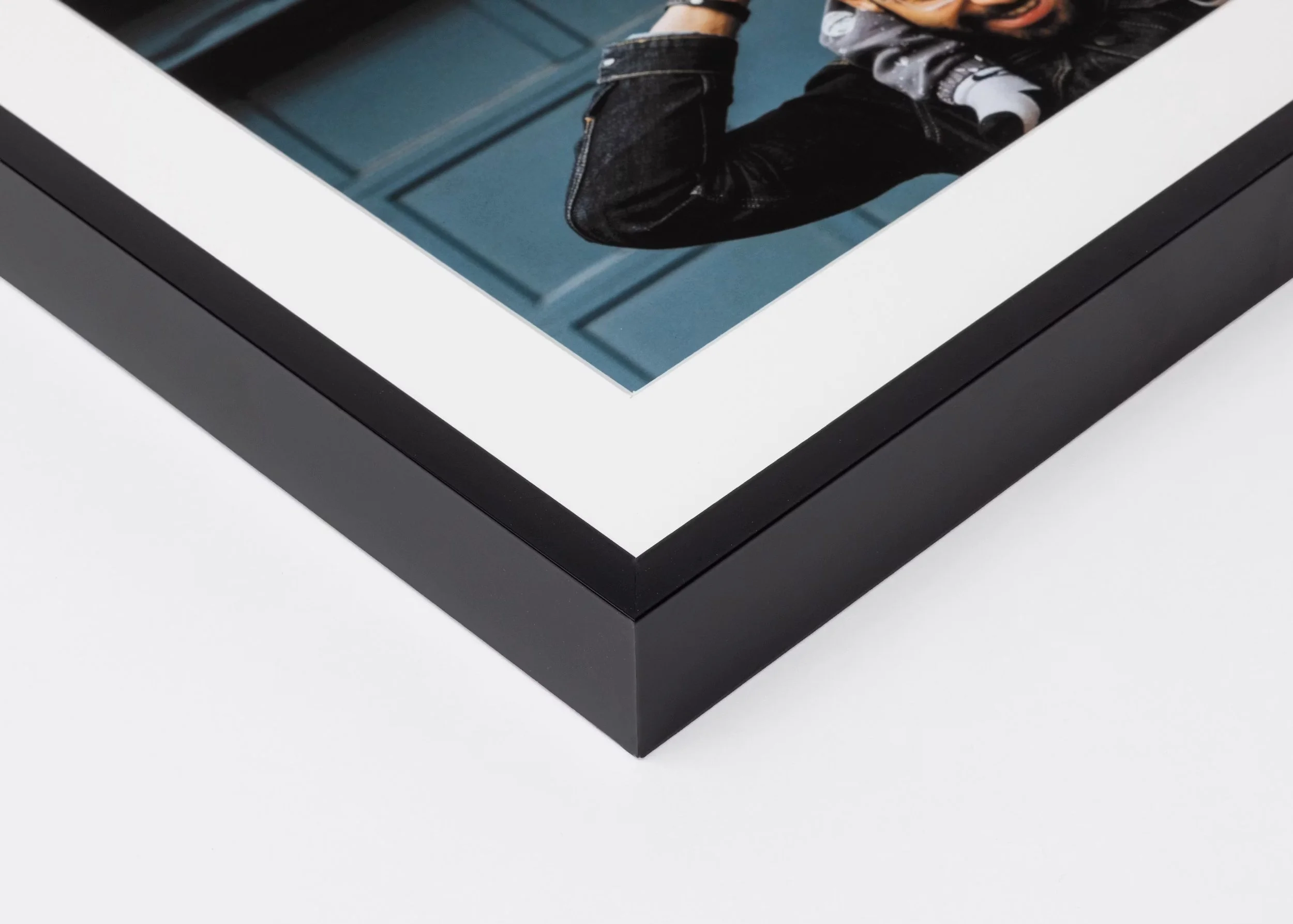 whcc_black-modern-metal-framed-print_detail_corner__h4d817e45.jpg