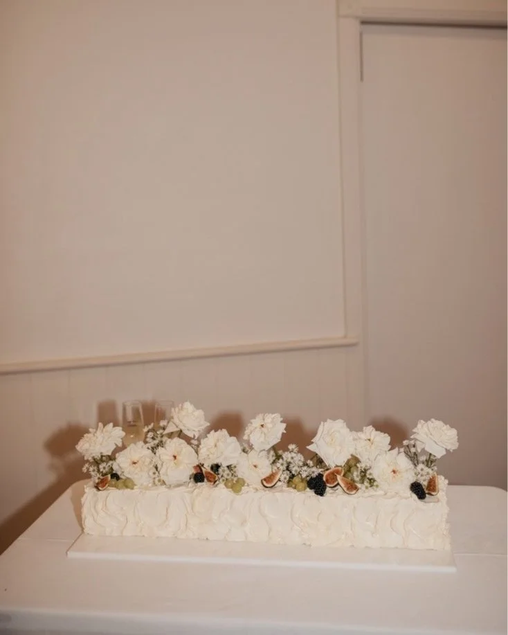 hunter-valley-long-cake-roses.jpg