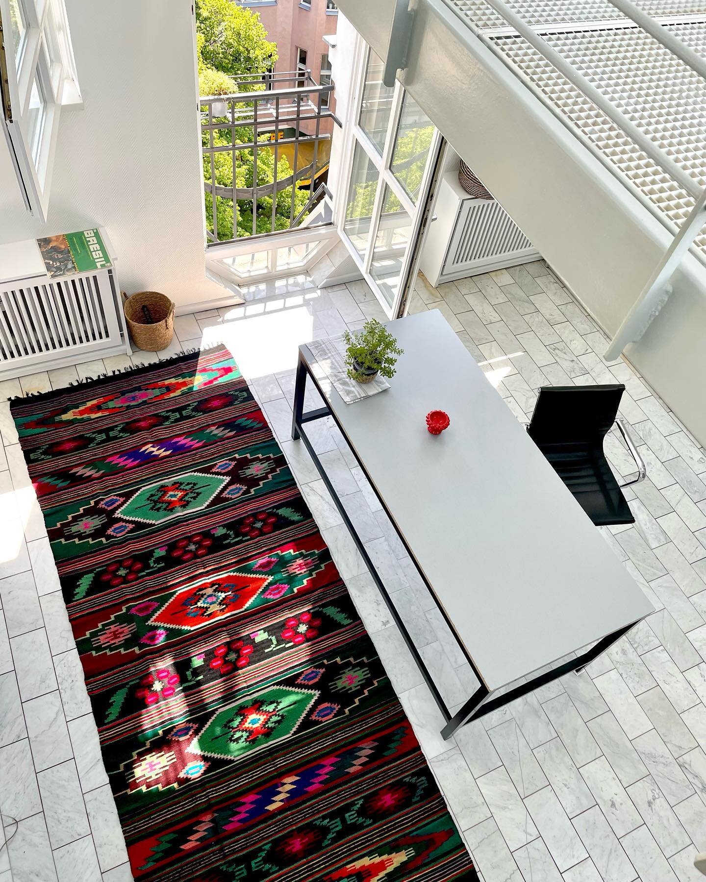 Our Vintage Ukrainian Kilim is soaking up some Berlin sun and stepping into summer all fresh and colourful 🌻🌞
This rug is available on our website. Check link in bio ❤️
&bull;
&bull;

#haiduhomes #bessarabian kilim #moldova&nbsp;#kelim&nbsp;#handma