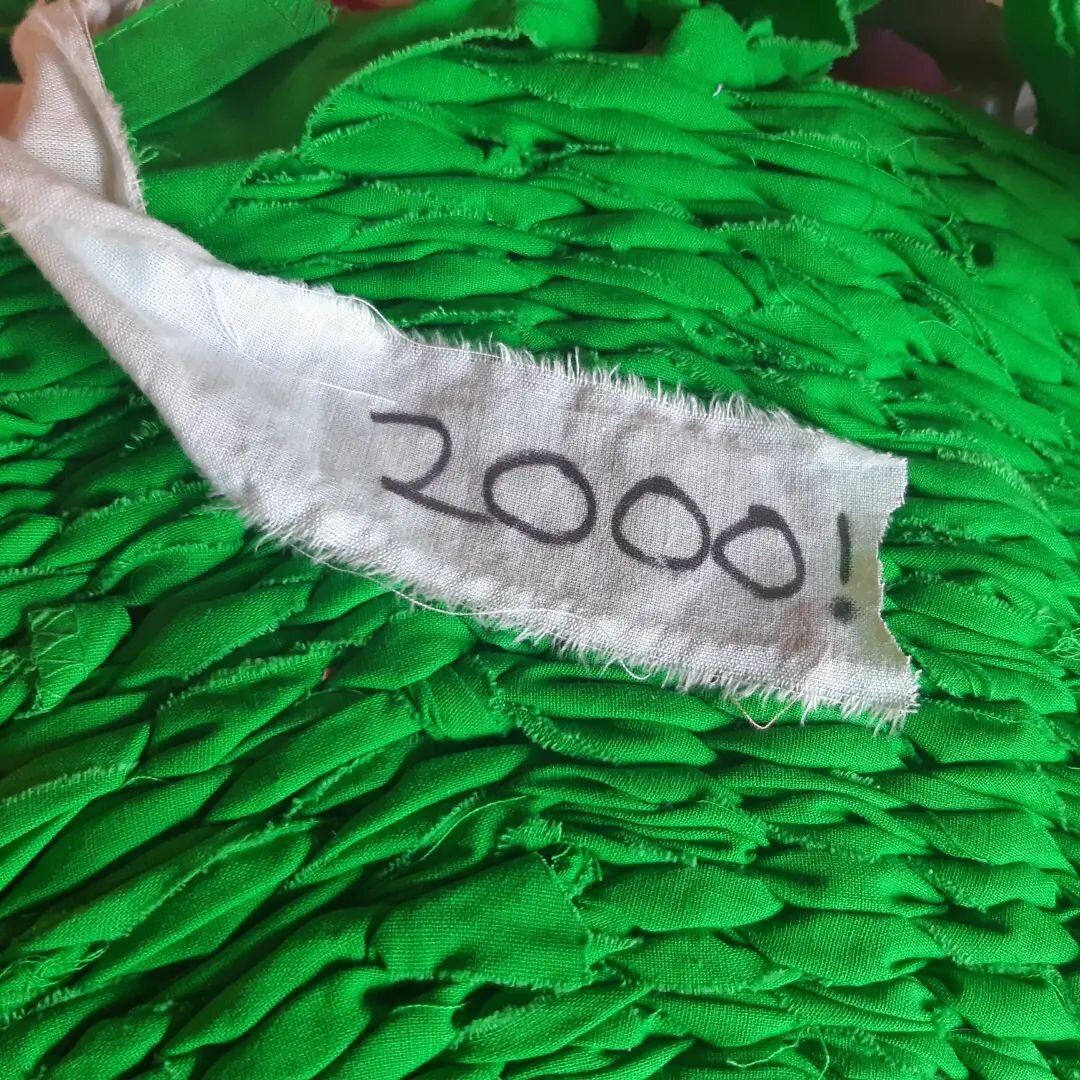 This morning we rugalogued the 2000th rug! A brilliant green one from a box of beauties sent by @melbournerudolfsteinerschool - thanks to art teacher @jasminkaart. Let us know who the student was Jasmin as we've a little gift to send at some stage...