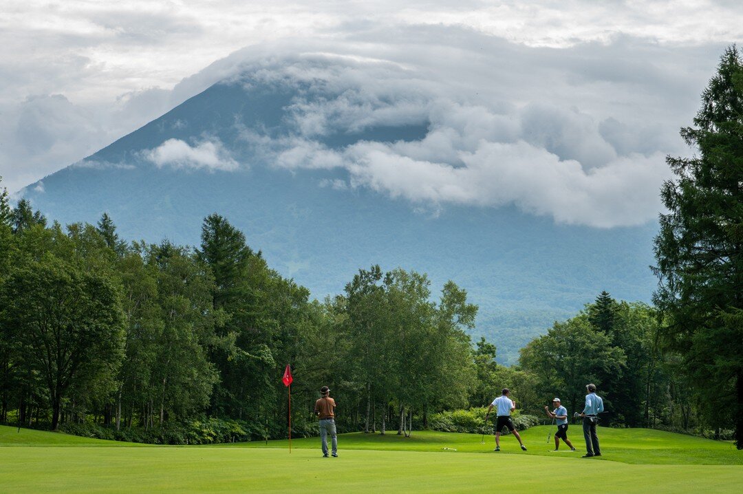 Day 2 of the Jolly Fox Niseko International was a sunnier affair. The players took to the fairways of Niseko Village Golf Course with Mt Yotei peaking through in the distance. Downer and Ratnavale, after a solid first day, moved into the lead with a 