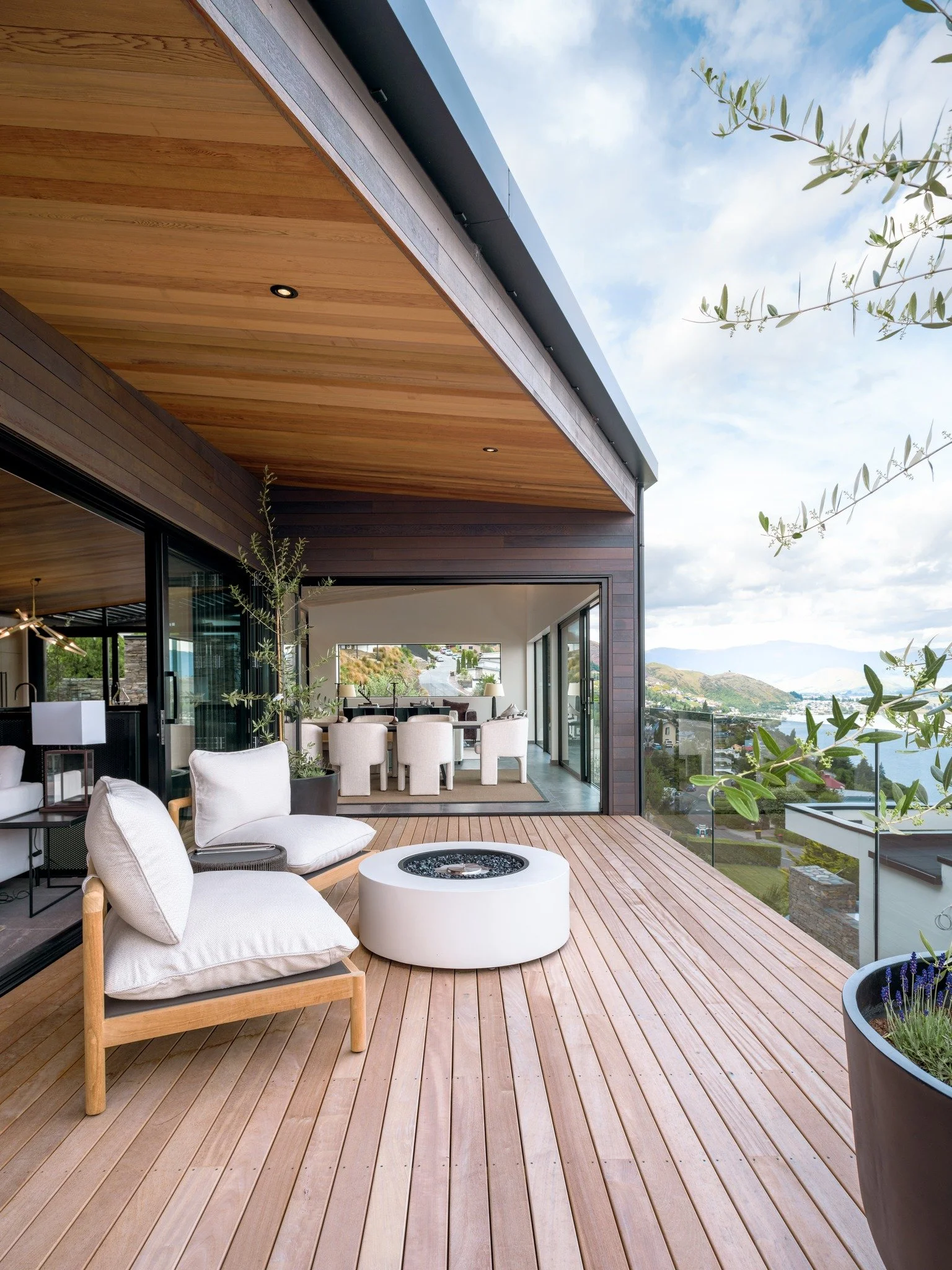 Q2

The steep site in Queenstown was split into two individual sites, each featuring a 300sqm home. 

Thoughtful design enables this two-unit development to prioritise the view, while providing outdoor spaces designed to capture all of the available 