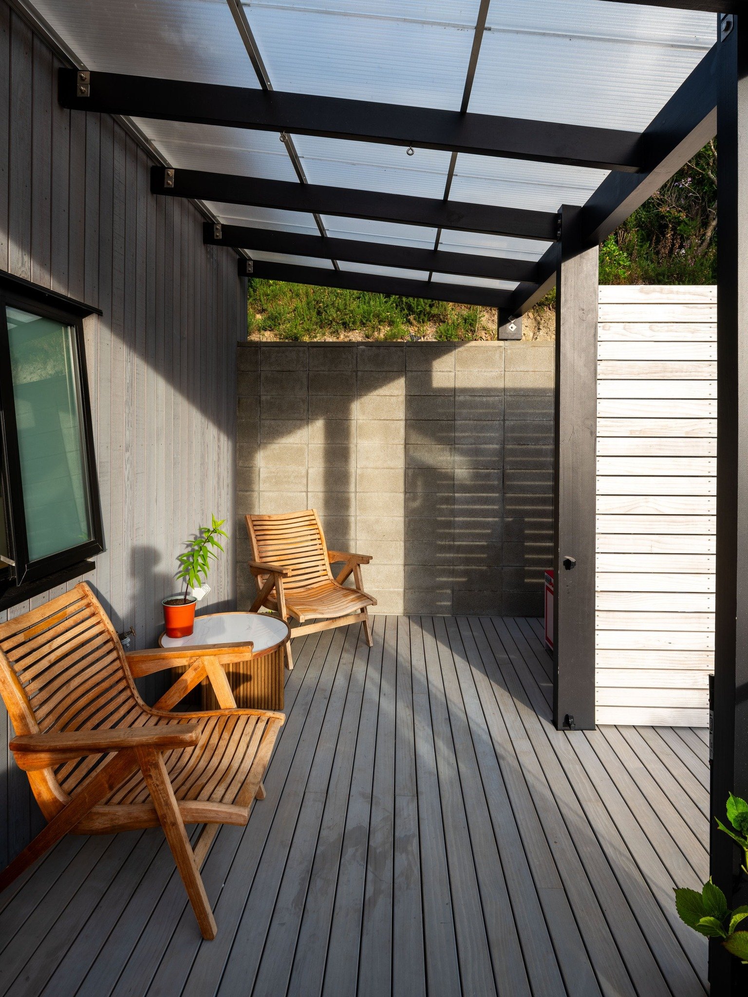 The Perch

The deck of 'The Perch' has a gentle threshold that marks the shift from work to rest, and a sheltered corner to catch the last of the southwest sun while protected from the strong north valley winds. 

Built: 2022
Engineer: Essen Engineer