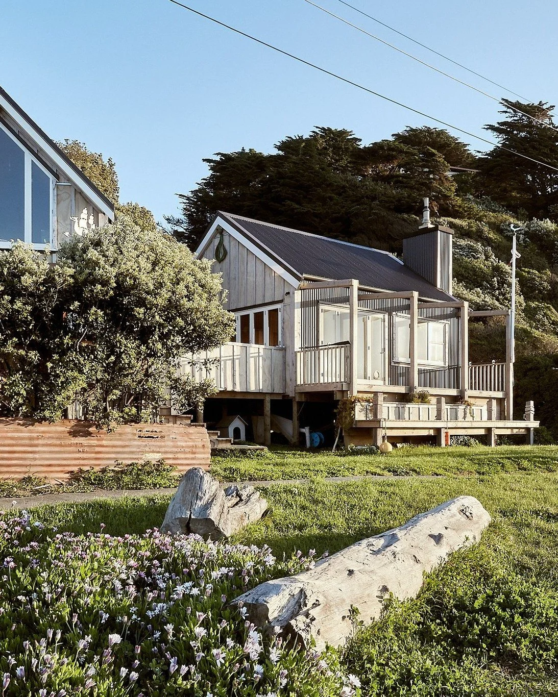 Bach on the Bay

Laid out in traditional First light Style, the &lsquo;Cottage&rsquo; and the &lsquo;Tower&rsquo; come together around a central outdoor living space which flows downward to a small jetty at the front of the cottage. Much of the build