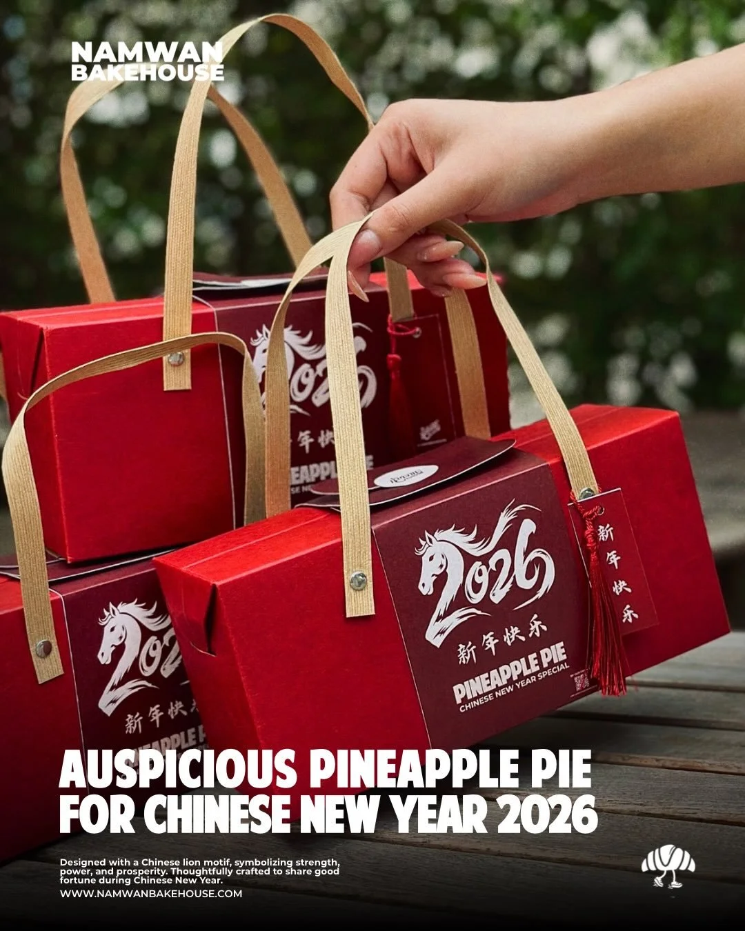ต้อนรับความมั่งคั่งในเทศกาลตรุษจีนนี้ ทาร์ตสับปะรดรูปมังกรนำโชค 
โฮมเมดจาก Namwan Bakehouse ตั้งใจทำขึ้นเพื่อส่งต่อความโชคดี 
ความสุข และความหมายดีๆ ให้กับคนสำคัญของคุณ

Welcome prosperity this Chinese New Year.
Lucky Dragon-shaped Pineapple Tarts, h