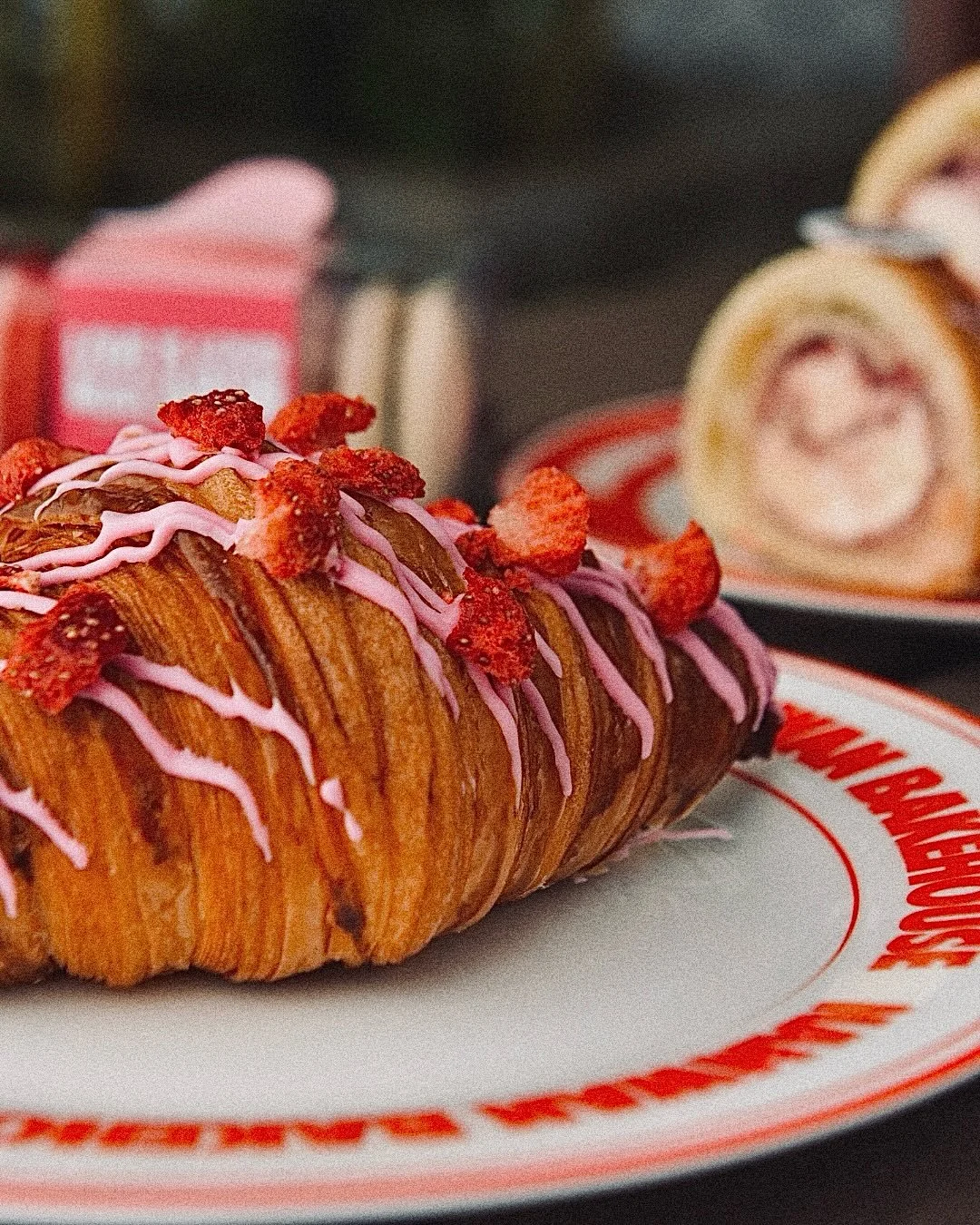 วาเลนไทน์นี้
เราเลือกเล่าเรื่องความรู้สึก และบอกรัก
ผ่านครัวซองต์และมาการองที่ตั้งใจทำในทุกรายละเอียด

ไม่ใช่แค่ความหวาน
แต่คือบาลานซ์ของรสชาติ
กลิ่นหอมจากโรงงานผลิตที่อบสดใหม่ทุกวัน
และจังหวะที่พอดีในทุกคำ

ขนมไม่ต้องพูดเยอะ
เพราะความตั้งใจ&hellip;ร