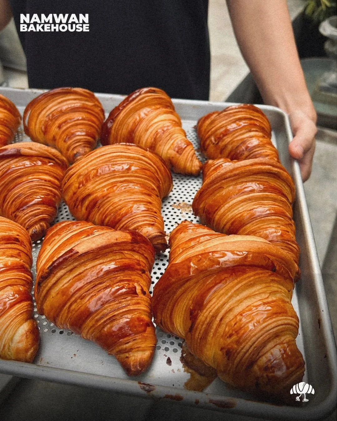 เราใช้เนยฝรั่งเศส 84% ที่เป็นสูตรไขมันสูงแบบ Extra Dry ทำครัวซองต์ทุกชิ้นของร้าน เนื้อเนยแน่น มีจุดหลอมละลายที่เหมาะกับงานอบ ทำให้รีดแป้งได้เรียบ ไม่แตก ไม่ไหลง่าย คุมอุณหภูมิได้ดีระหว่างทำงาน

ผลลัพธ์คือชั้นแป้งชัด กรอบ โปร่ง โครงสร้างสวย และมีกลิ่น