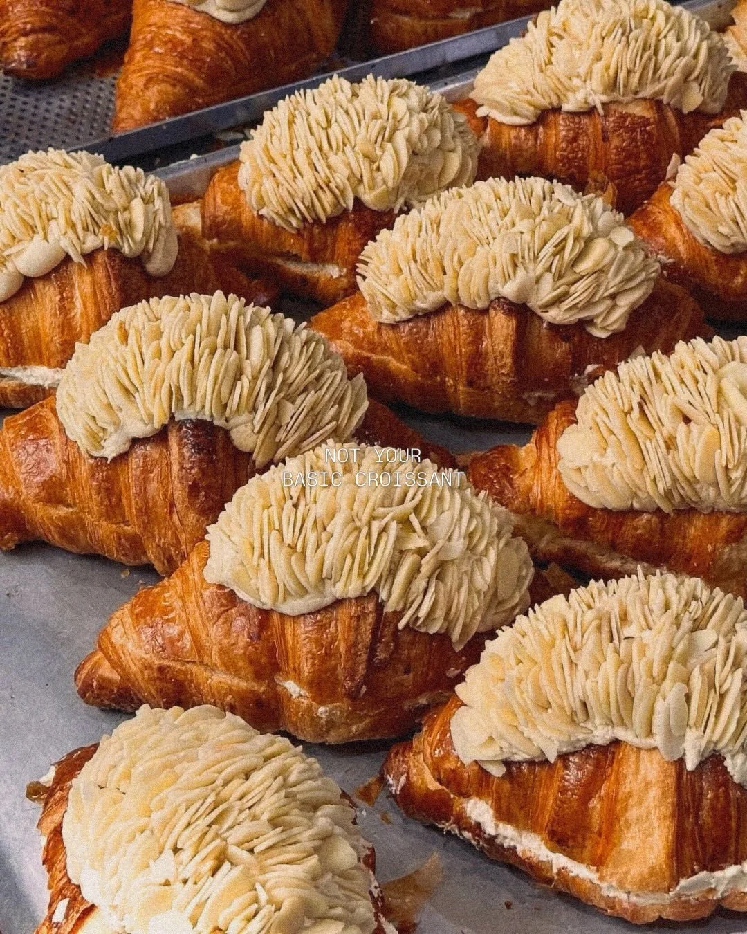 Almond Croissant

ครัวซองต์เนย AOP แท้จากฝรั่งเศส ที่ตั้งใจทำทุกชั้นให้บาง กรอบ และหอมเนยชัดตั้งแต่คำแรก กลิ่นเนยจะนวล ละมุน และมีความลึกแบบที่ครัวซองต์คุณภาพสูงเท่านั้นที่ให้ได้ ด้านนอกอบจนสีทองสวย ผิวกรอบเบาๆ แต่ด้านในยังคงความนุ่มชุ่มฉ่ำในทุกเลเยอ