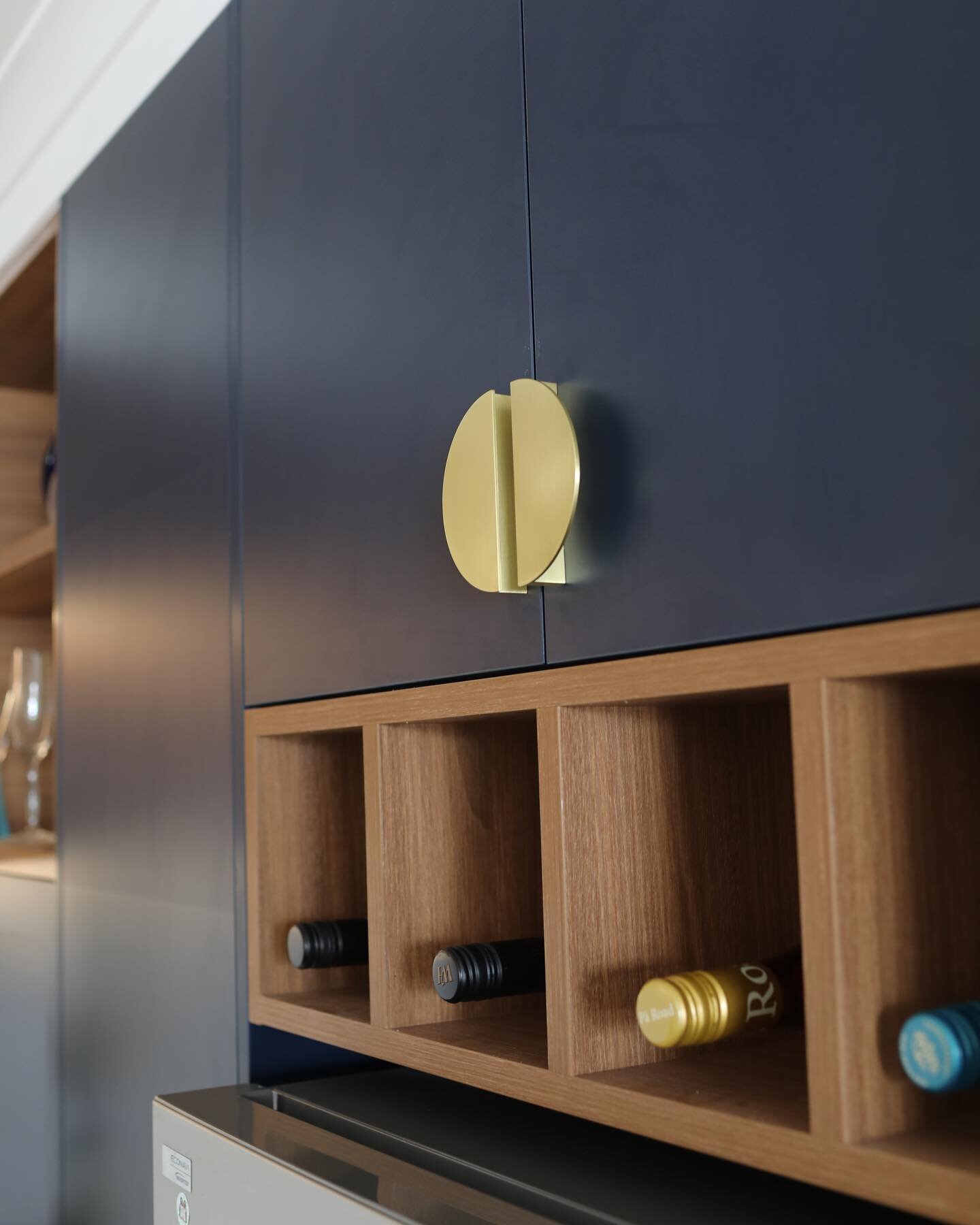 Four things we love about this shot&hellip;
@archantnz Duo Brushed Brass Handles 
@laminexnz Melteca Oiled Legno 
@nzpanelsgroup Bestwood Indian Ink
&amp; WINE! 🍷