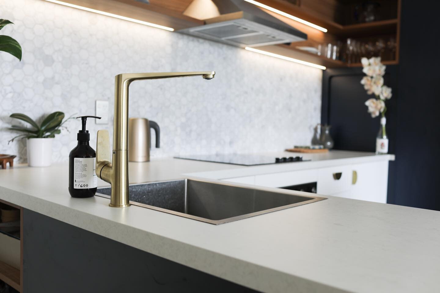 Brass elements, something we see a lot in kitchen design &amp; we ain&rsquo;t mad about it 🙌🏻
