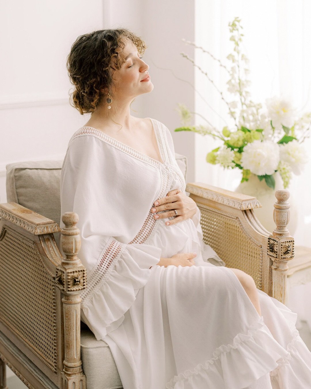 A quiet, radiant chapter &mdash; full of softness, anticipation, and grace.
Capturing this beautiful mama as she embraces the magic of motherhood, in the calm and light of the present moment.
Grateful to witness and preserve these fleeting moments 🤍