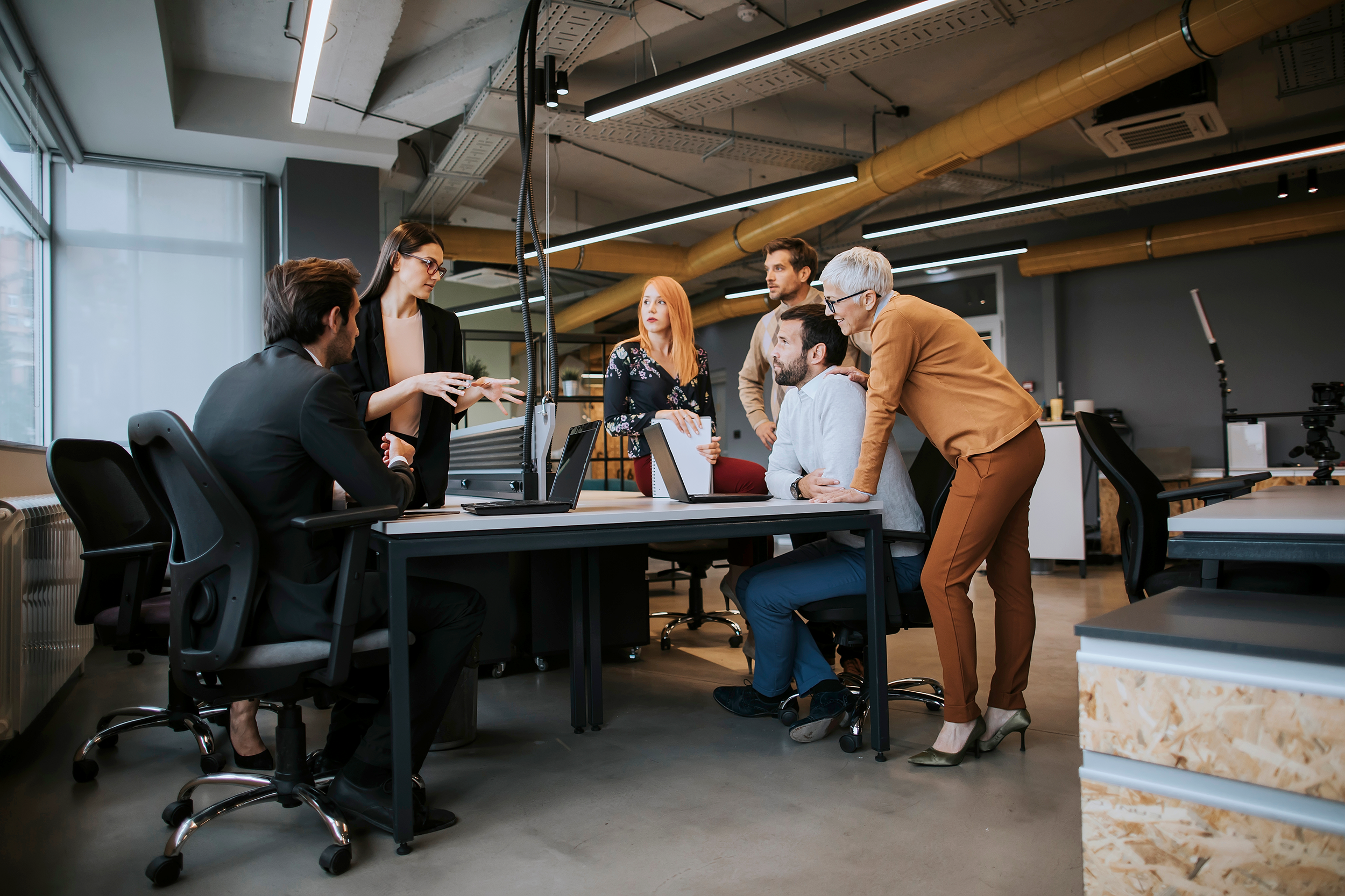 jobber sammen på kontoret