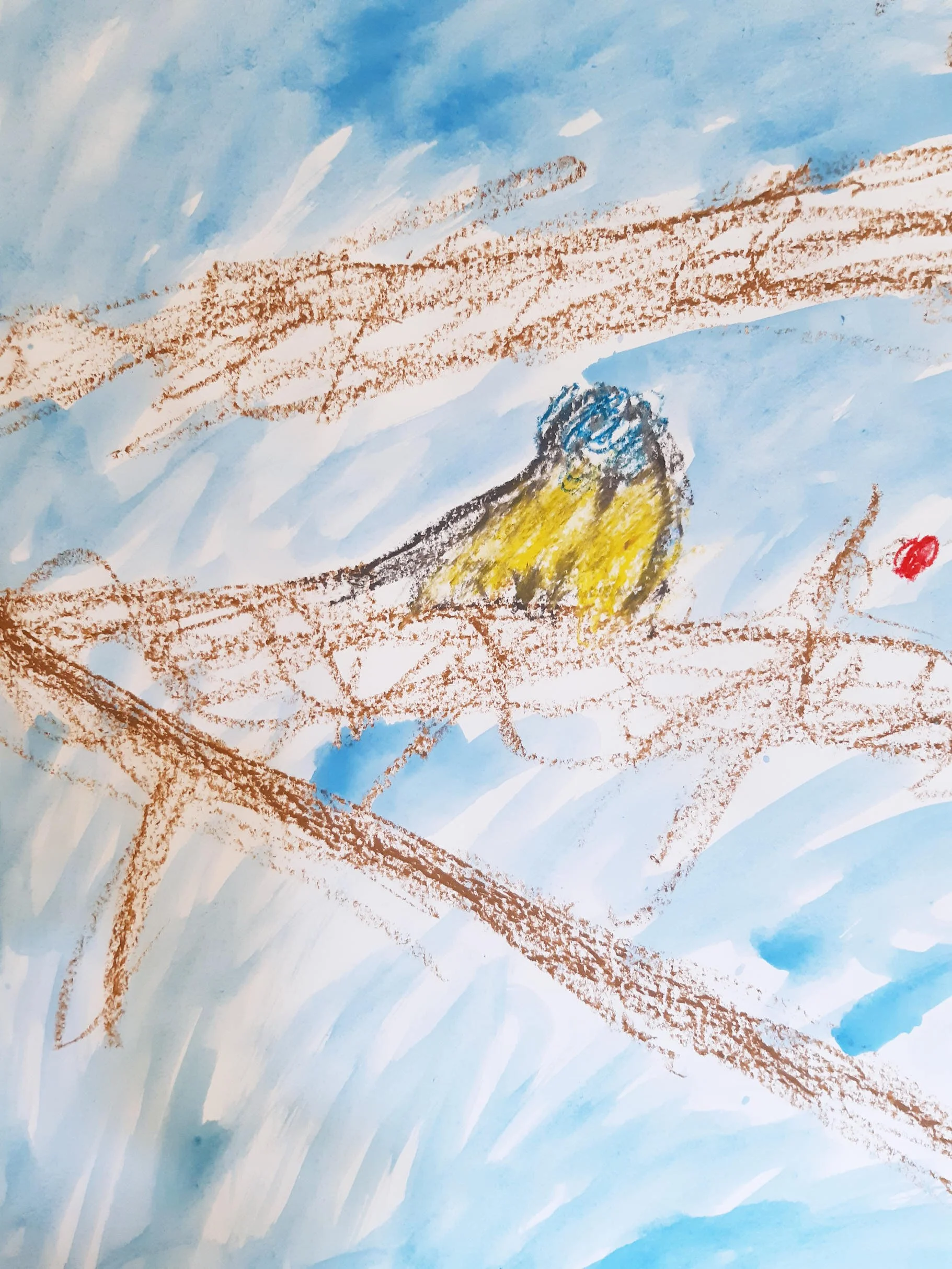 Mit wenigen Strichen einer Ölkreide ist ein Vogel in einem Baum festgehalten. Die Striche sind schnell und sicher aufgetragen, die Kreide hinterlässt brüchige Spuren auf dem Papier. Der Himmel ist mit wässriger Farbe angelegt.
