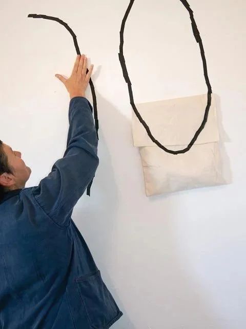 Carmen beim Kleben von Linien, Vorbereitung Tag der Offenen Ateliers 2024, Atelier 32, Engstingen