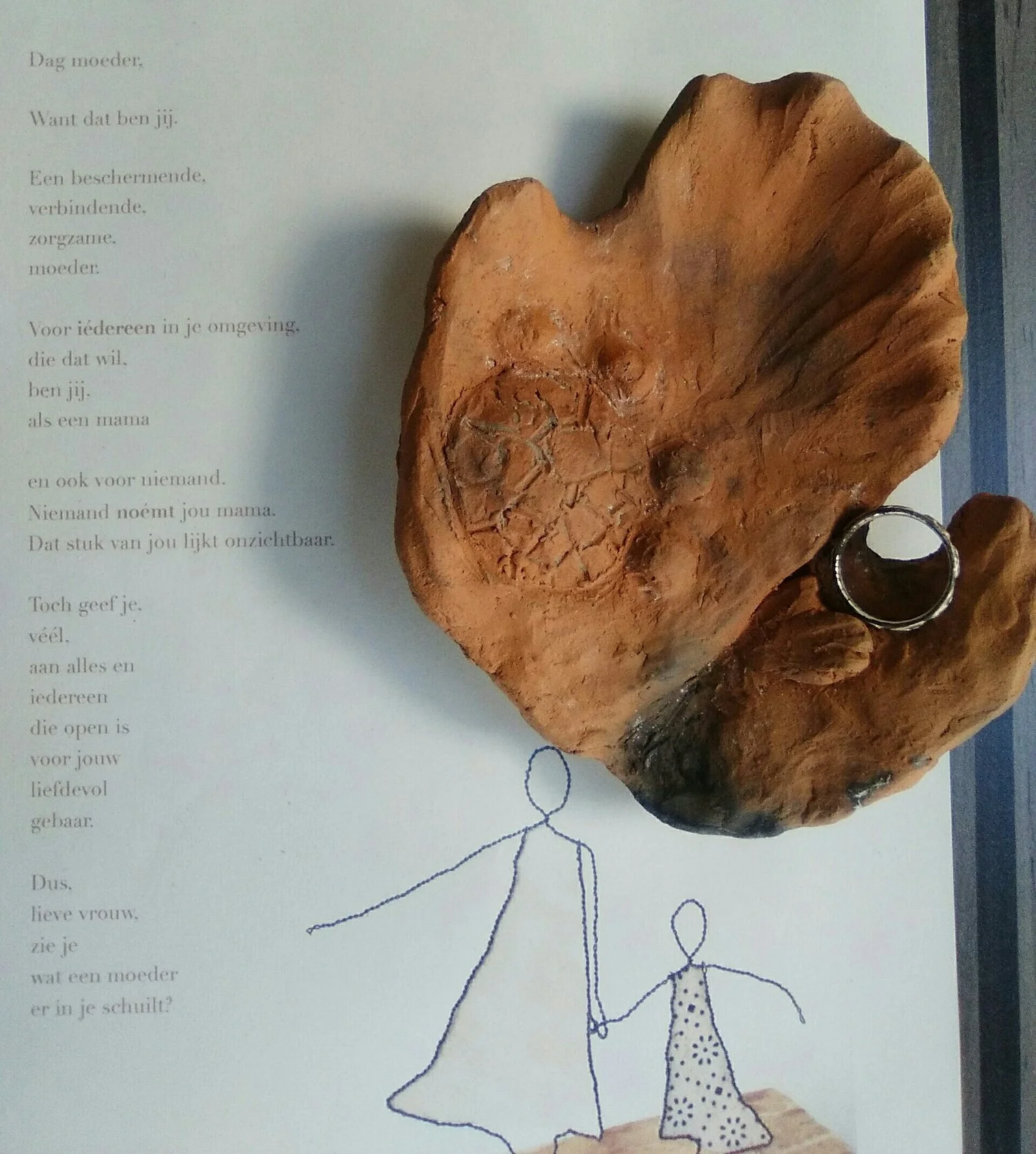 beeldje Anja Caes met ring en tekst.jpg