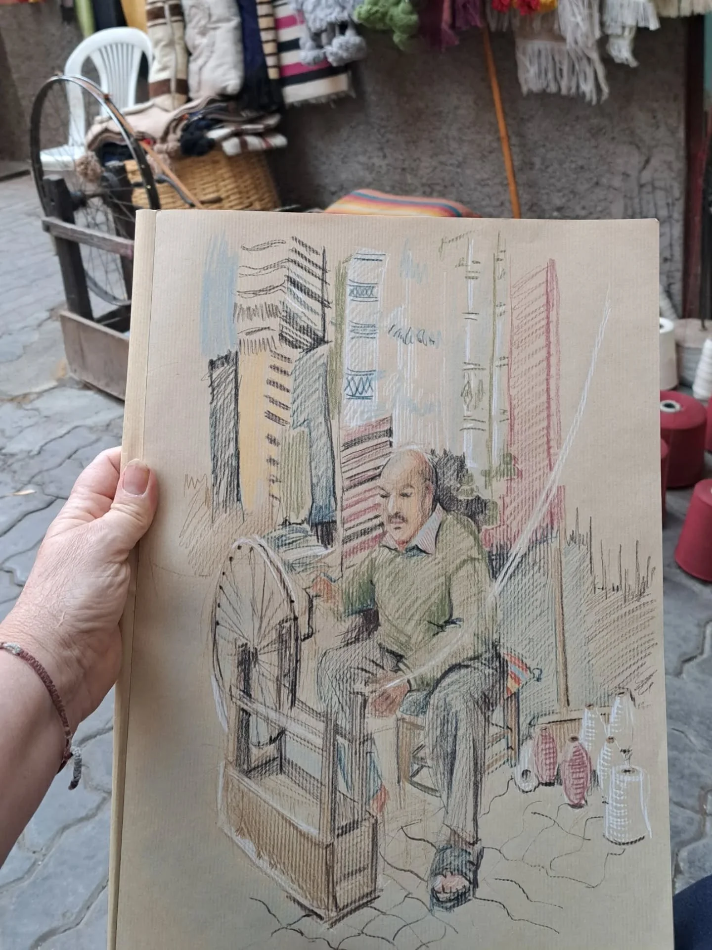 Our last day in Marrakech was full of souks, sight seeing (and sketching), Badia Palace (storks galore atop), a cold jacuzzi plunge... in the past I've seen so many people I've wanted to draw but not had the nerve to ask. There's a weaver who works r