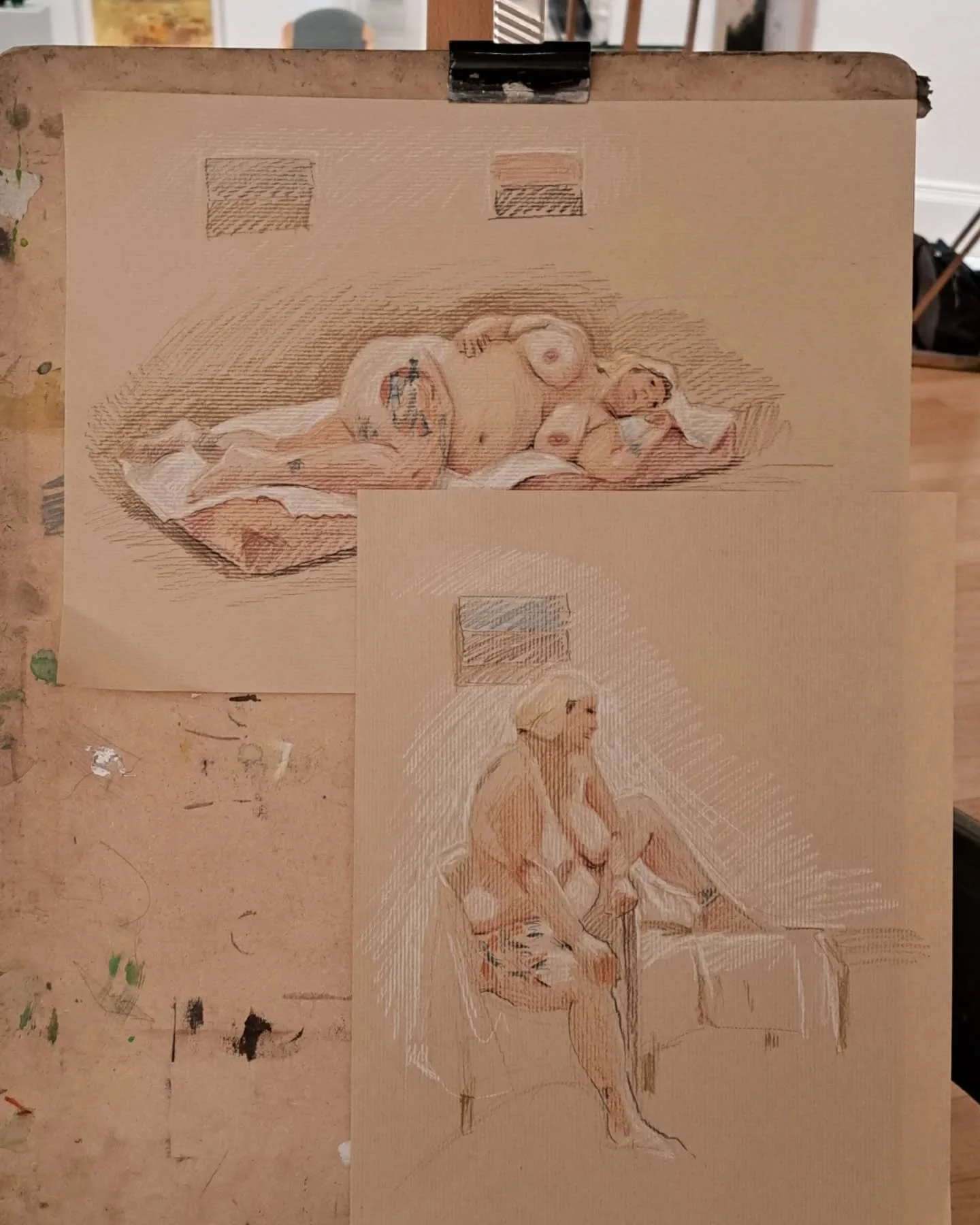 A brilliant night of life drawing set within the @rwabristol annual show. Such a treat to sketch @isadoraartmodel (who I LOVE drawing) again. Also short poses by Jonathon, who I enjoyed drawing for the first time - he made great use of the brown fabr