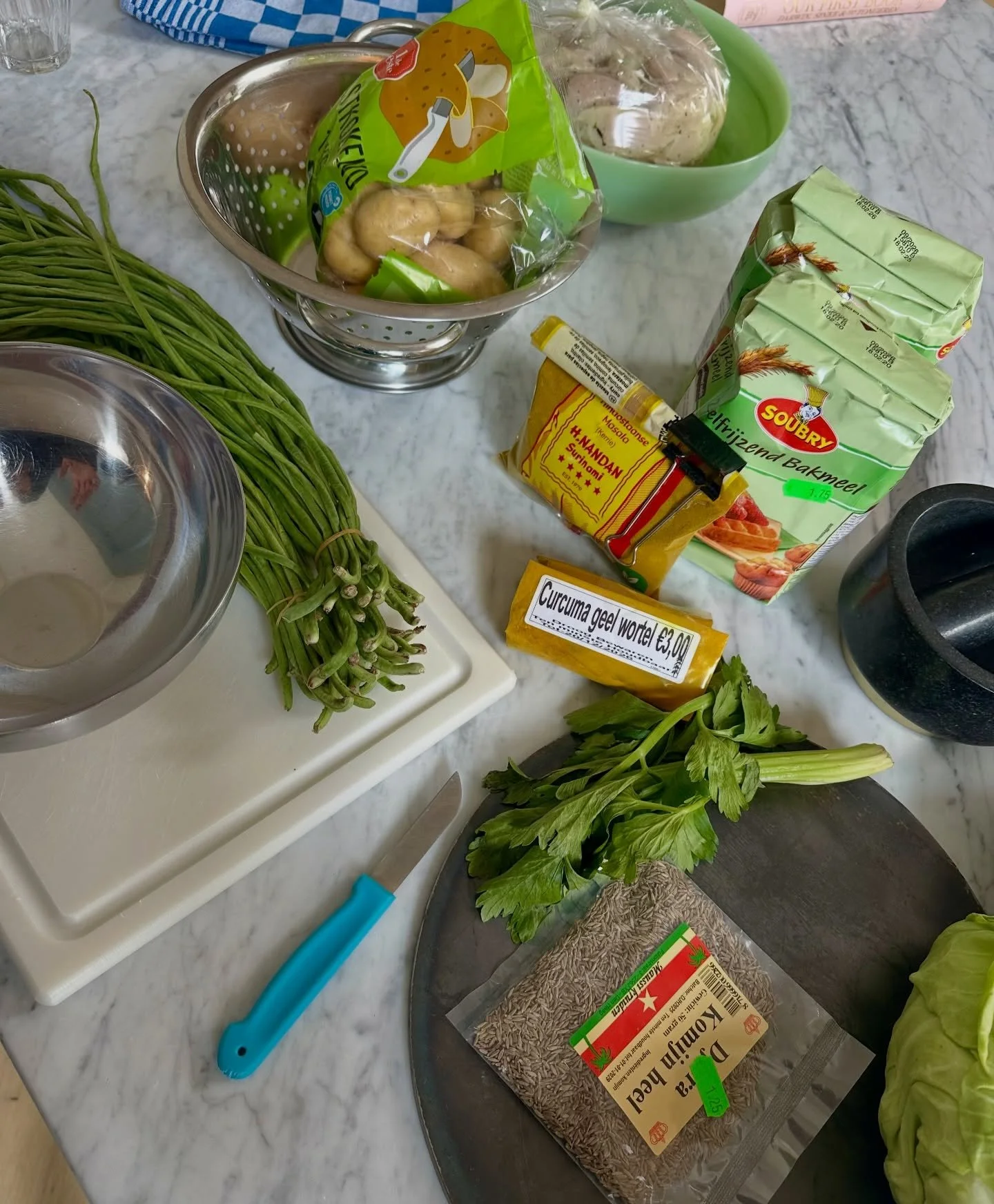 Het gaat nooit alleen over eten.

Je denkt dat je gewoon samen aan het koken bent&hellip;

maar dit is hoe je leert
dit is hoe je voelt
dit is hoe je doorgeeft

van haar
naar mij
naar haar 💙

Dit zijn de momenten die tellen.

Eet smakelijk.

DM &ldq