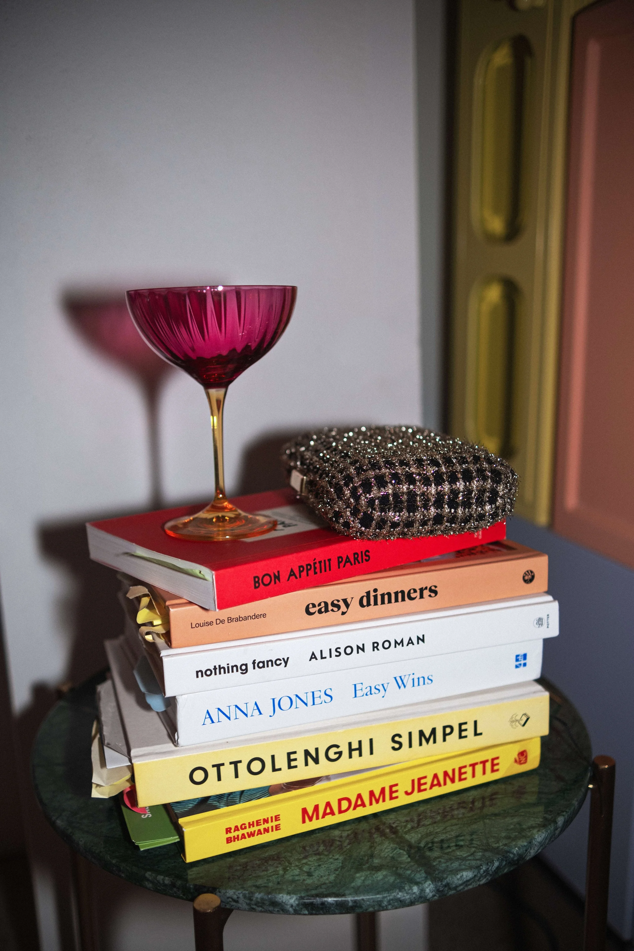 Een stijlvol glas en kookboeken, een uitnodiging om gezondere keuzes te maken in voeding.