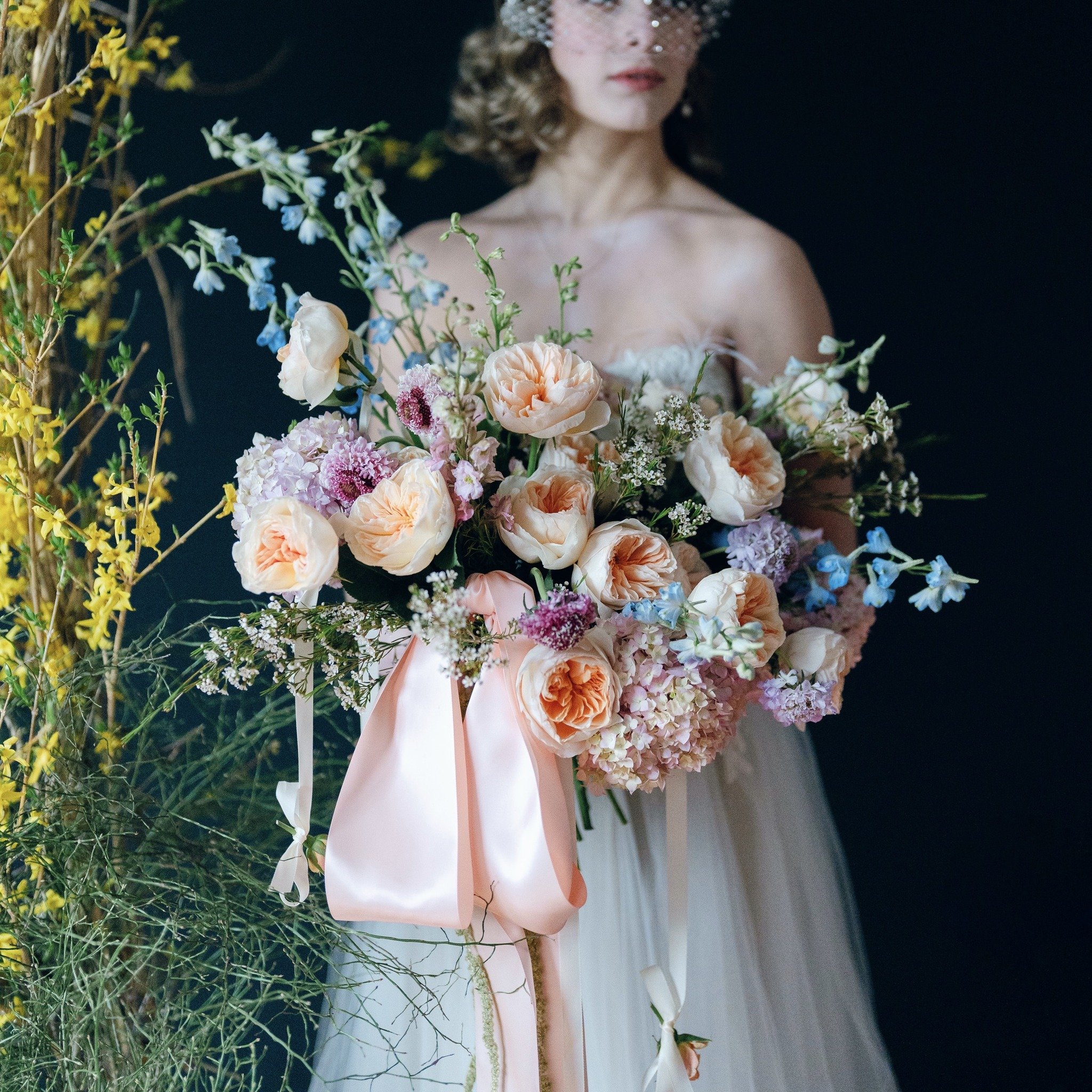 The Bees Knees Photoshoot
Inspired by the Bouquets of the 20's and 30s. Big and bright Pastel Florals of iconic Juliet @davidaustinweddingroses , Hydrangea, Amaranthus, airy Delphinium and Larkspur with a decorative Pink oversized Satin Bow and hangi