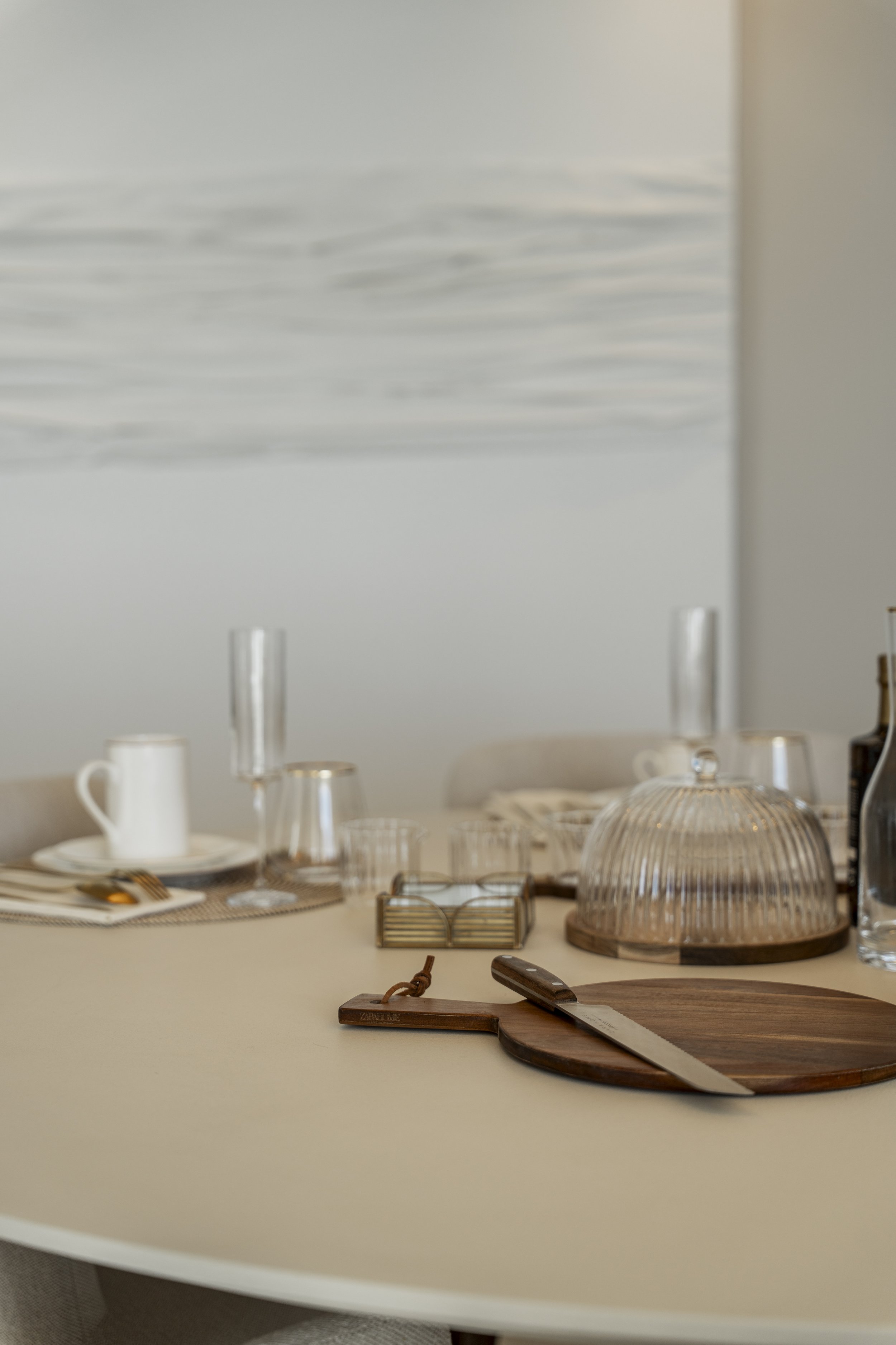 Mujer peinando a una niña pequeña sentada en un baño.