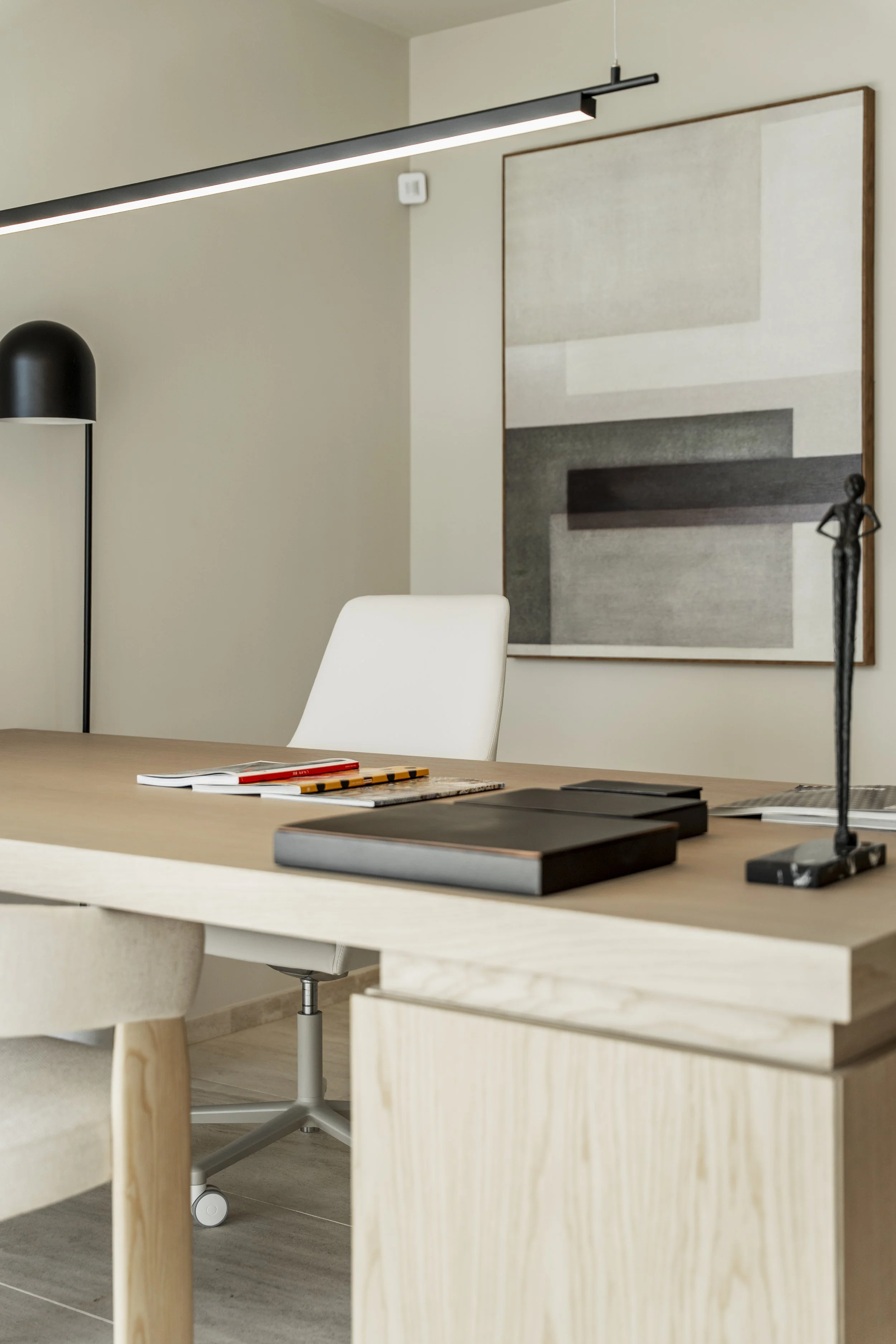 Persona lanzando una pelota de baloncesto hacia un aro en un gimnasio.