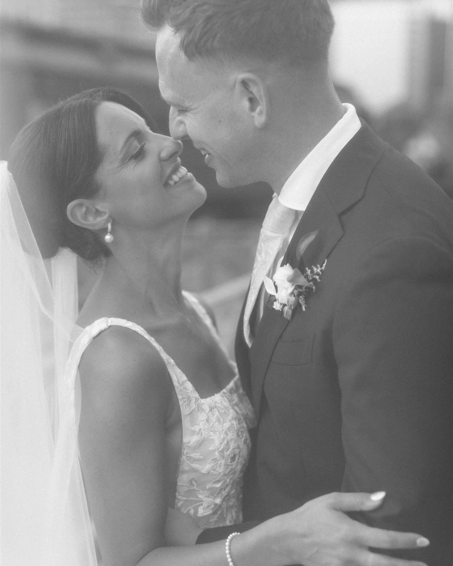 After living in the UK, Danielle and Alex decided to move back to Toronto just weeks before their wedding day! I think choosing Steam Whistle as their venue was the perfect welcome back to the city with those amazing views of the iconic CN tower✨

.
