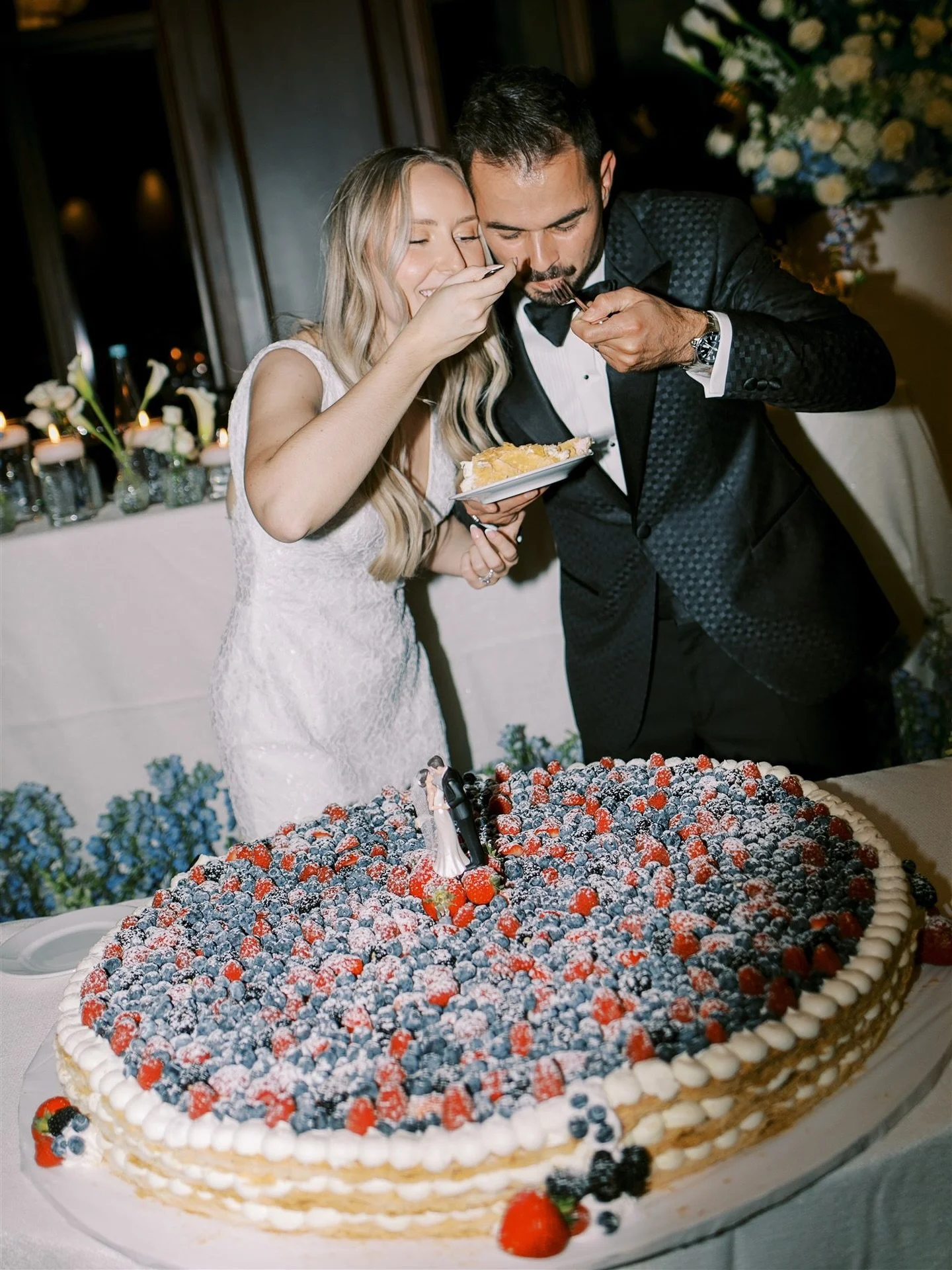 My fave cake shot of the 2025 season and I needed you all to see how BIG THIS DANG THING IS. 🍓🫐

-

Planner: @detailsbydaniela 
Venue: @eaglesnestgolf 
Cake: @irenescelebritycakes