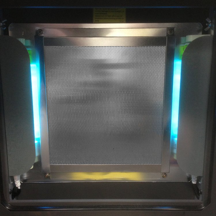 Inside the RPS 600S UV chamber: the two ultra-violet lamps glowing beside the photocatalytic filter